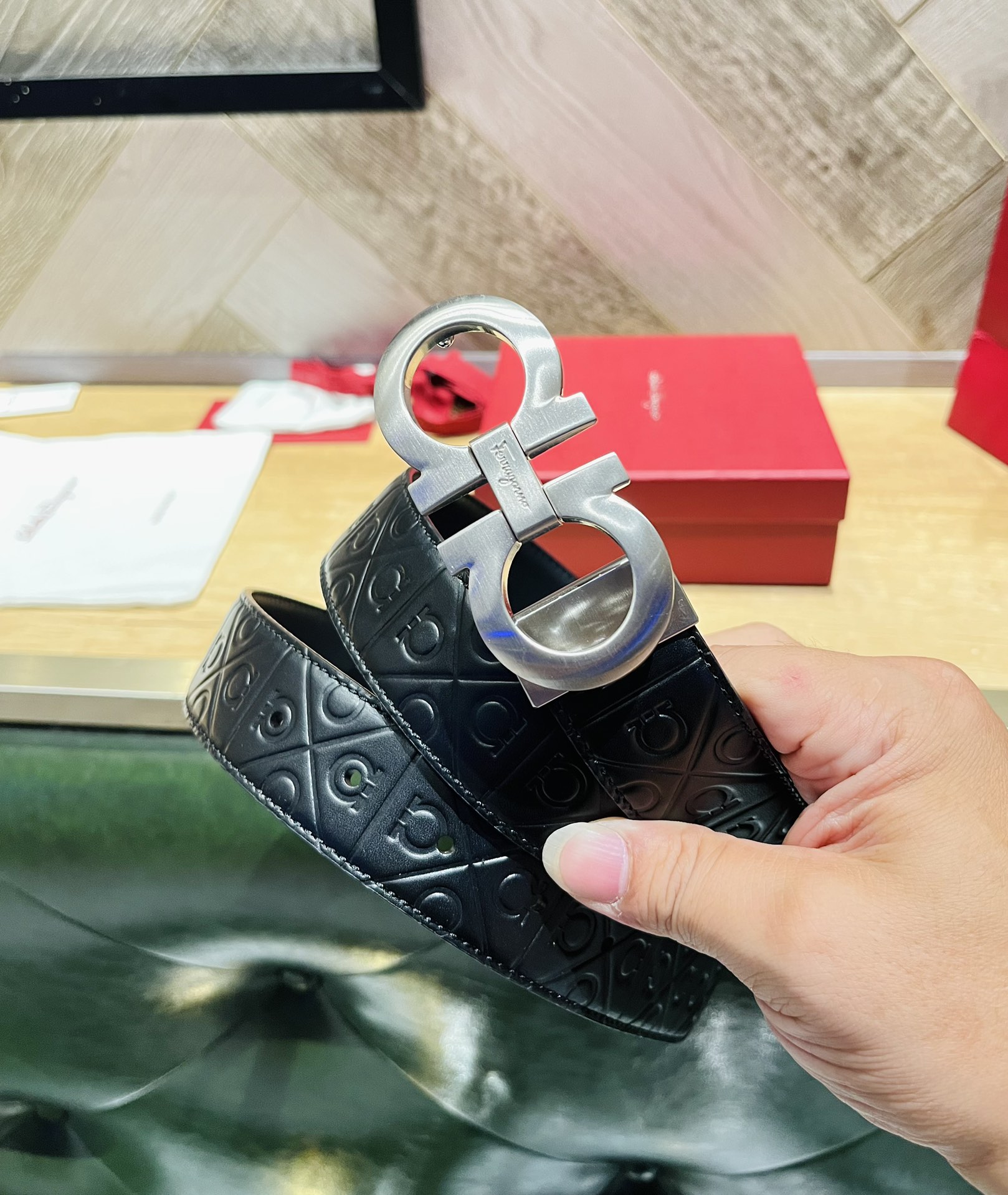 配全套包装礼盒Ferragam精品马