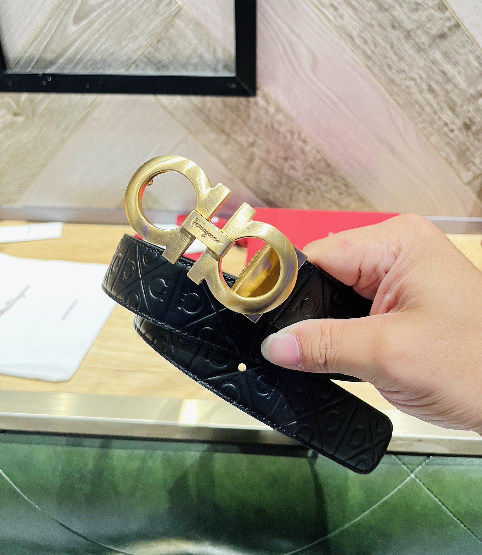 配全套包装礼盒Ferragam精品马
