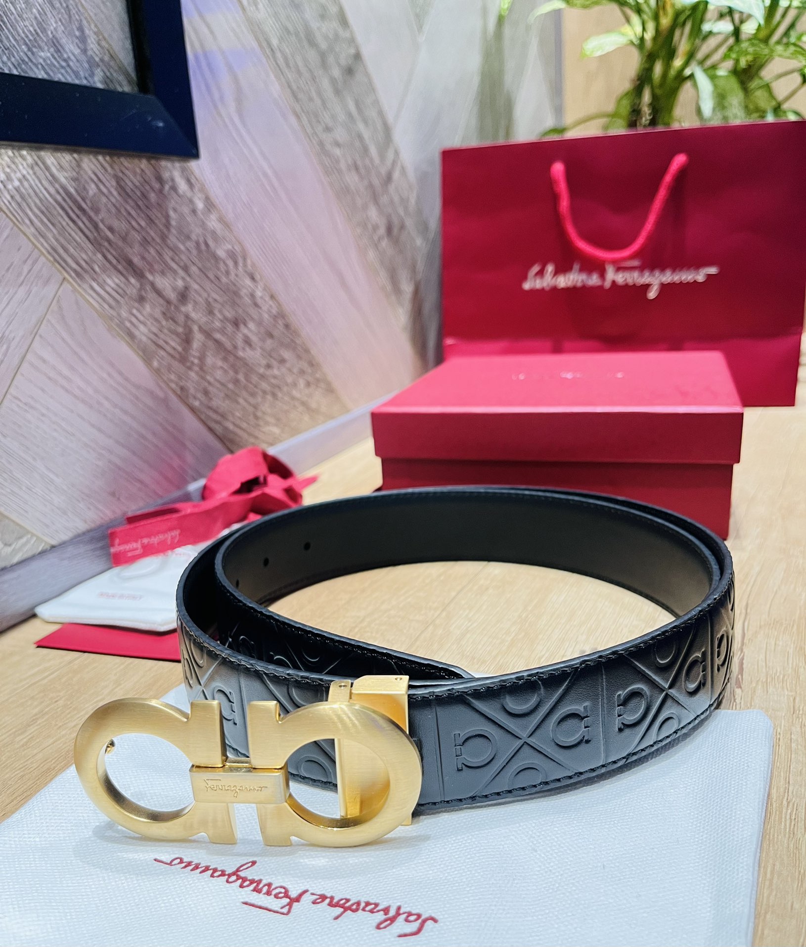 配全套包装礼盒Ferragam精品马