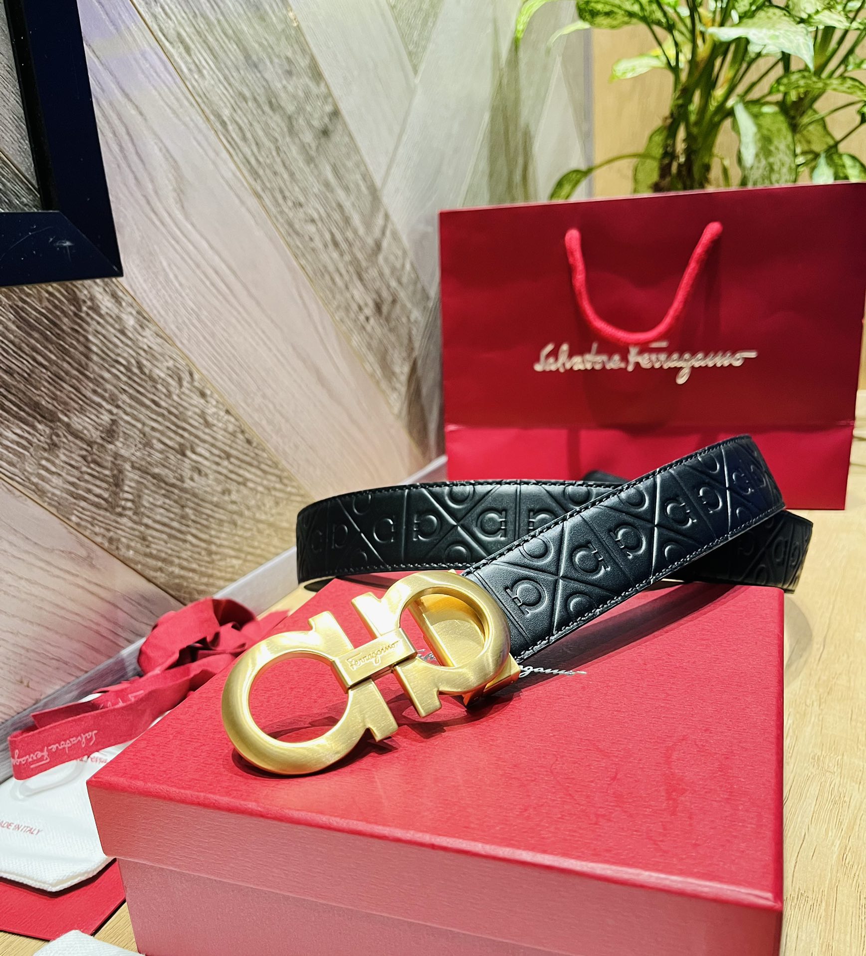 配全套包装礼盒Ferragam精品马