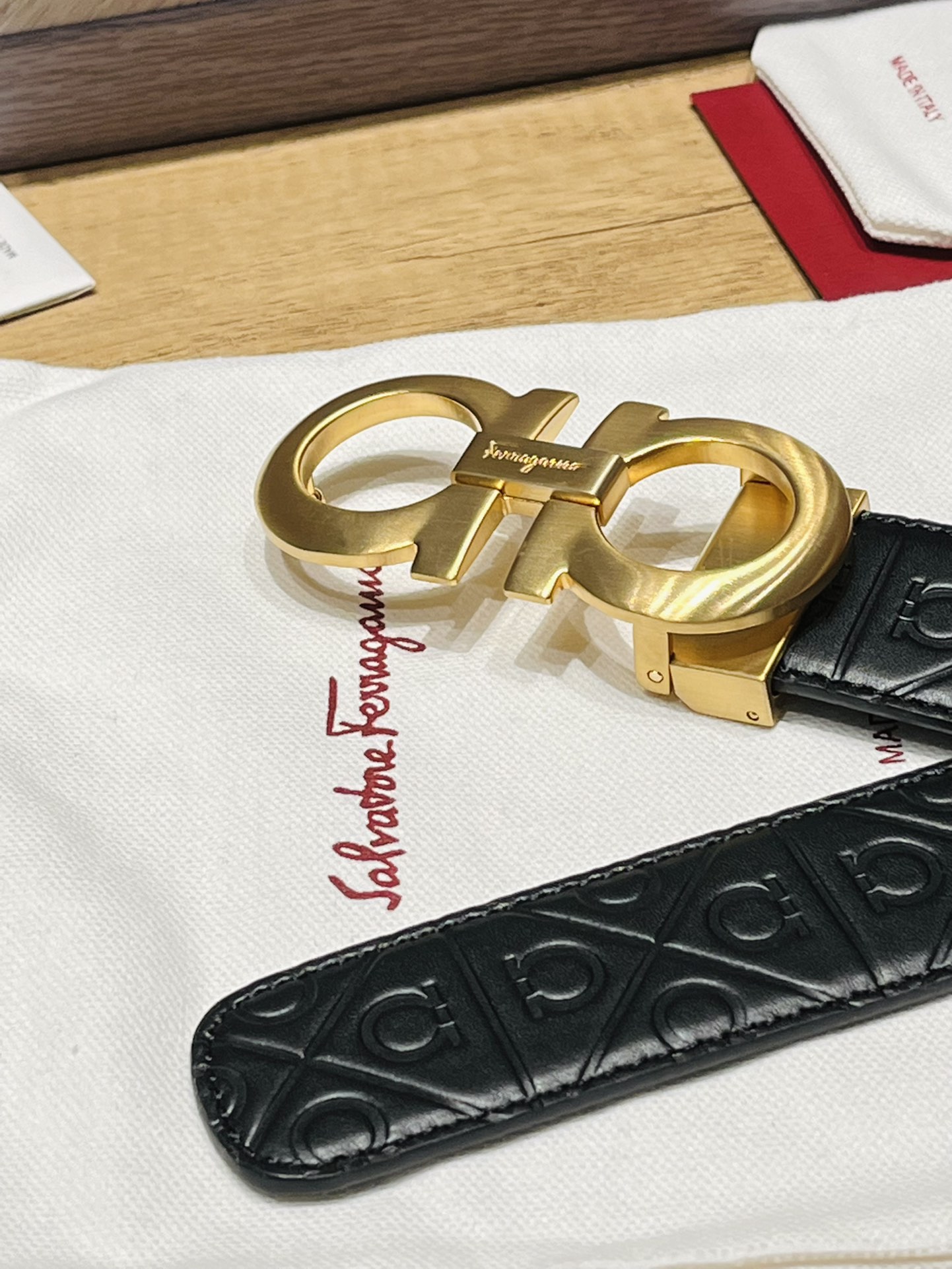 配全套包装礼盒Ferragam精品马