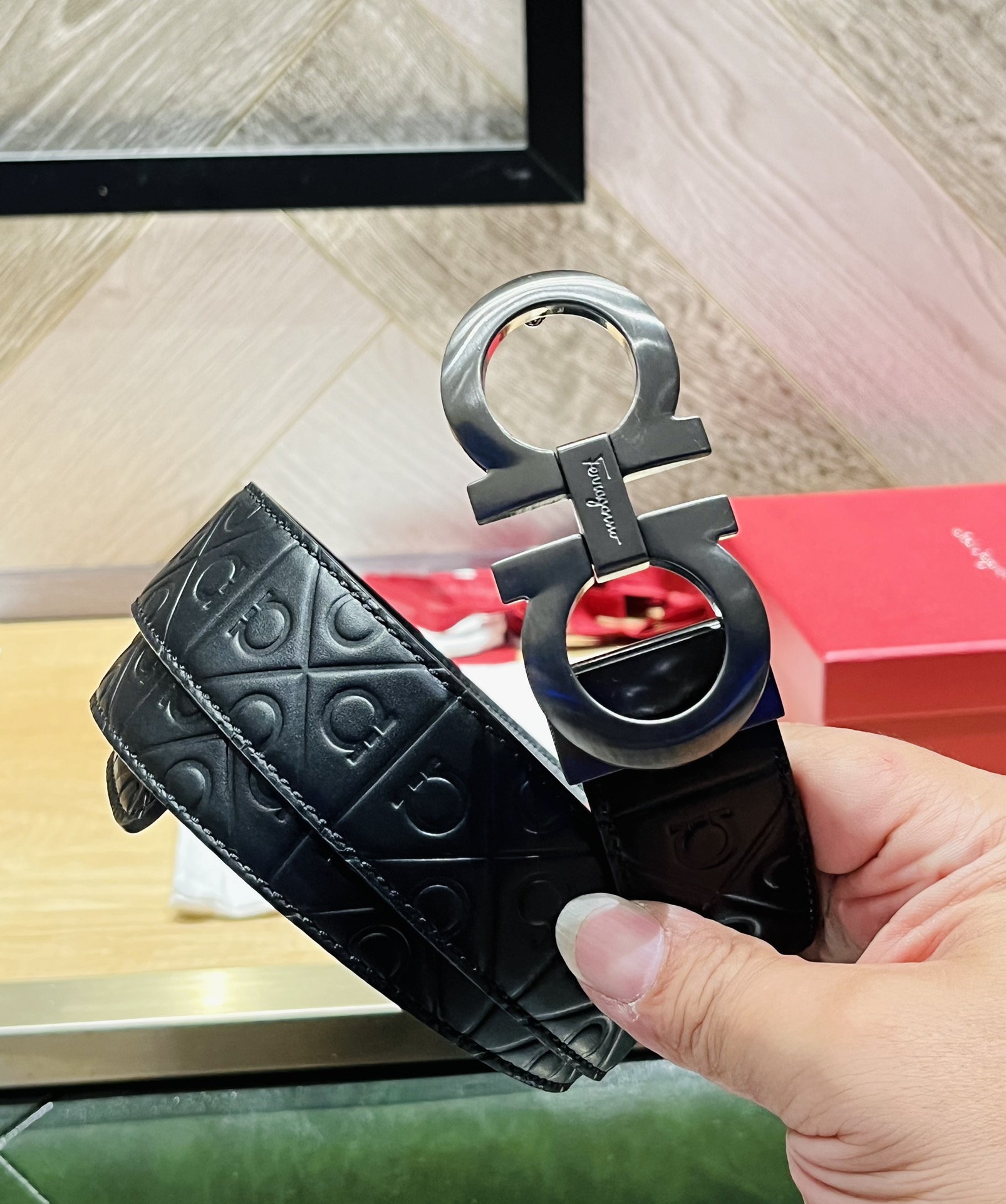 配全套包装礼盒Ferragam精品马