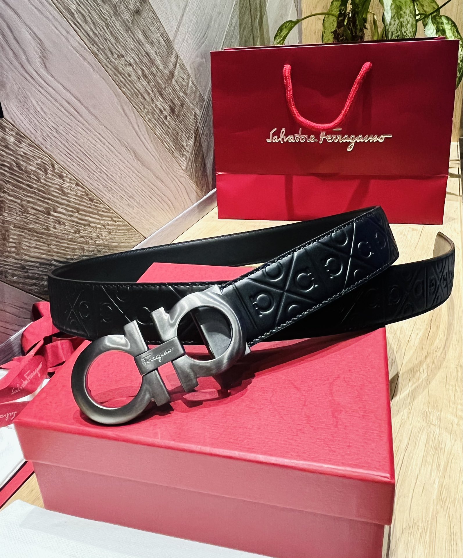 配全套包装礼盒Ferragam精品马