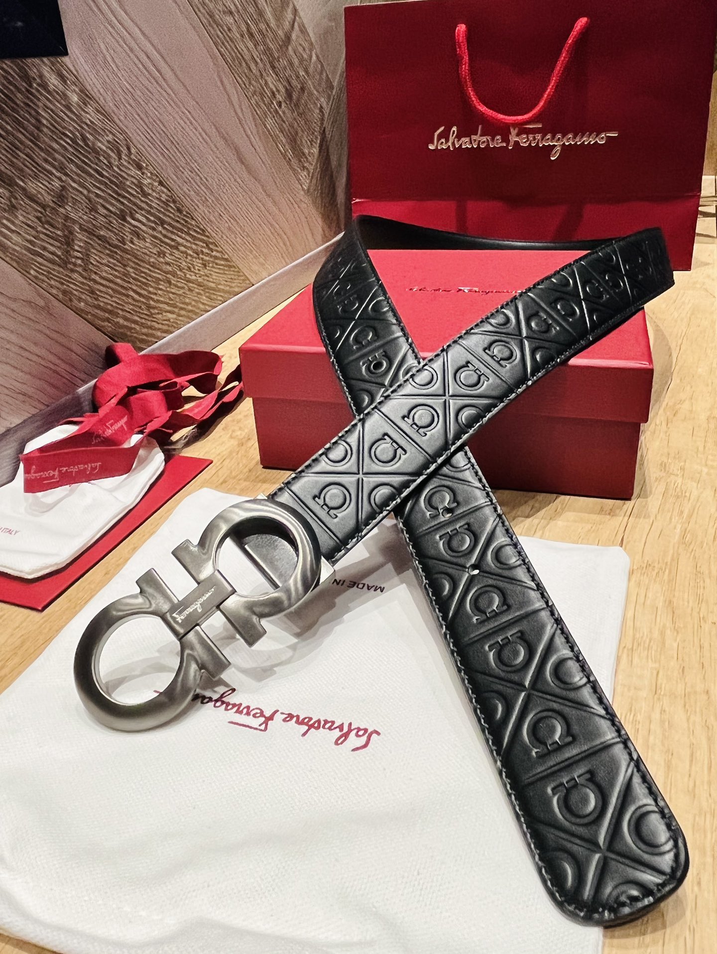 配全套包装礼盒Ferragam精品马