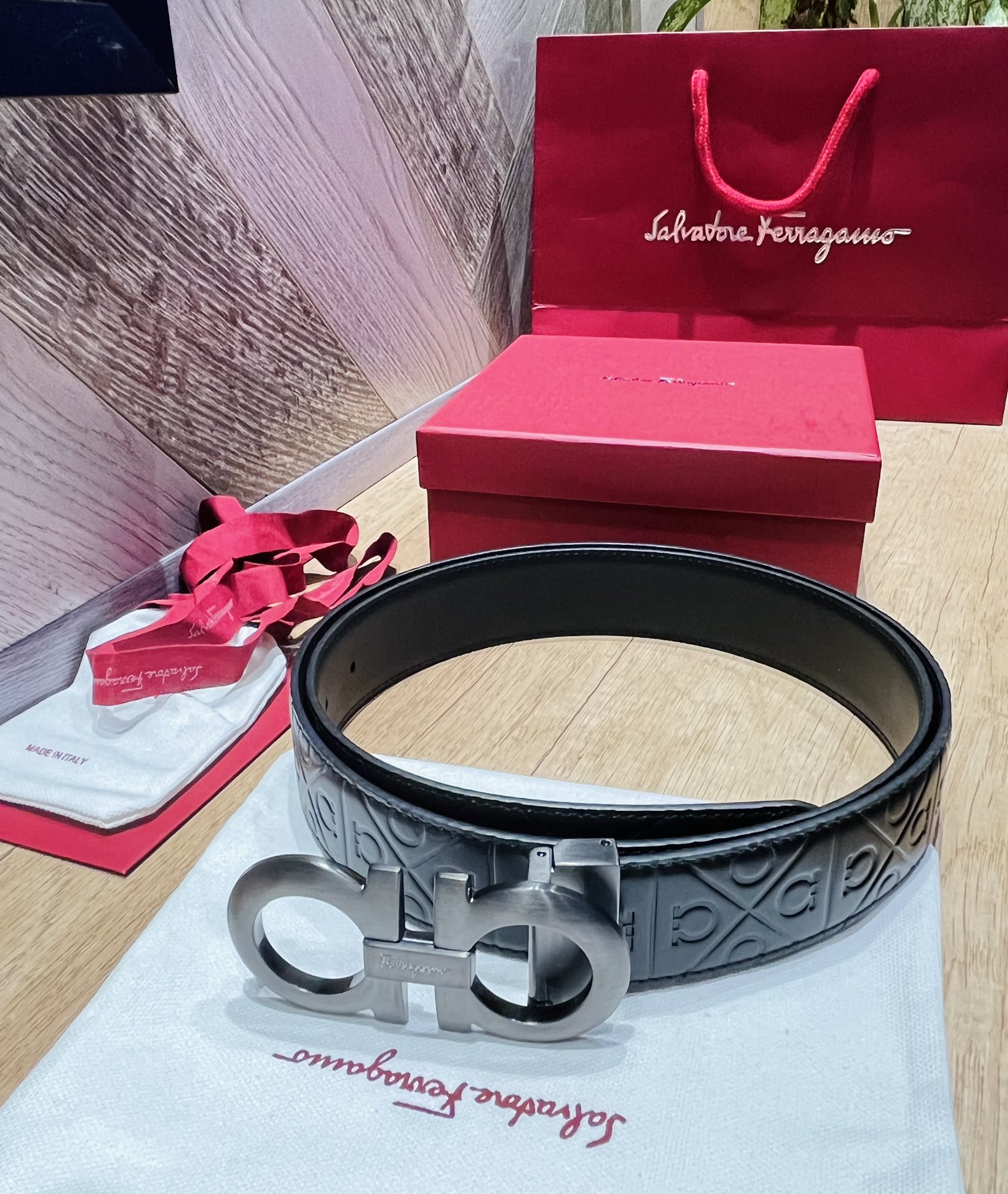 配全套包装礼盒Ferragam精品马