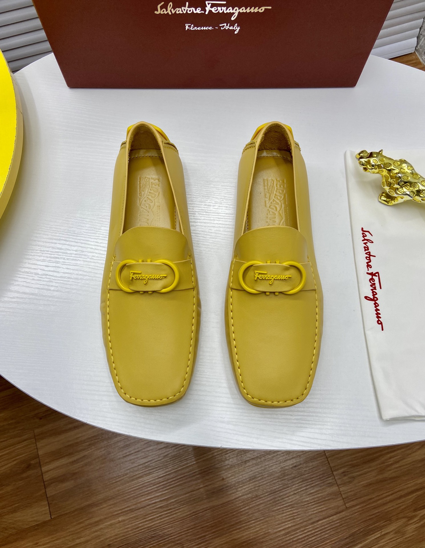 K5 原单精品菲拉格慕Ferragamo高档豆豆鞋上市风格华贵典雅，质量和细节完美，专柜原版超精准复刻 鞋楦皮料，做工舒适度都毫不逊色，材质：鞋面进口头层小牛皮牛皮内里，超百搭帅气