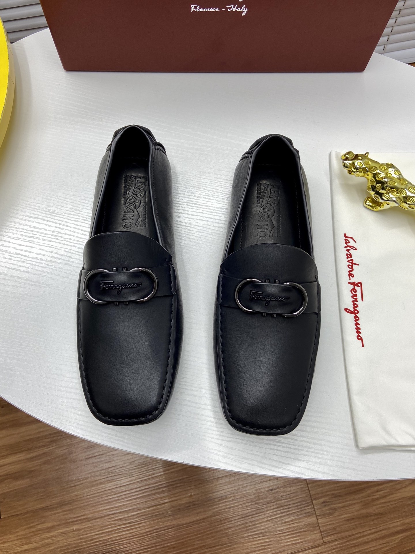 K5 原单精品菲拉格慕Ferragamo高档豆豆鞋上市风格华贵典雅，质量和细节完美，专柜原版超精准复刻 鞋楦皮料，做工舒适度都毫不逊色，材质：鞋面进口头层小牛皮牛皮内里，超百搭帅气