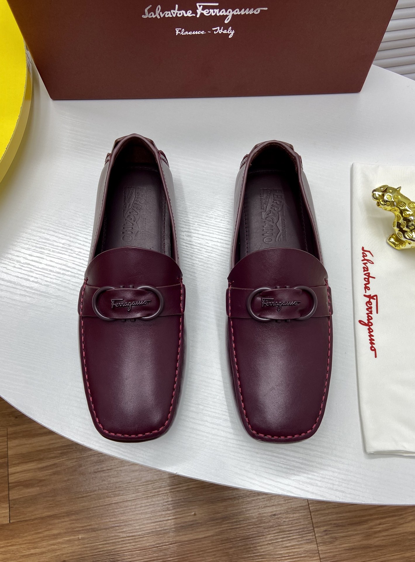 K5 原单精品菲拉格慕Ferragamo高档豆豆鞋上市风格华贵典雅，质量和细节完美，专柜原版超精准复刻 鞋楦皮料，做工舒适度都毫不逊色，材质：鞋面进口头层小牛皮牛皮内里，超百搭帅气