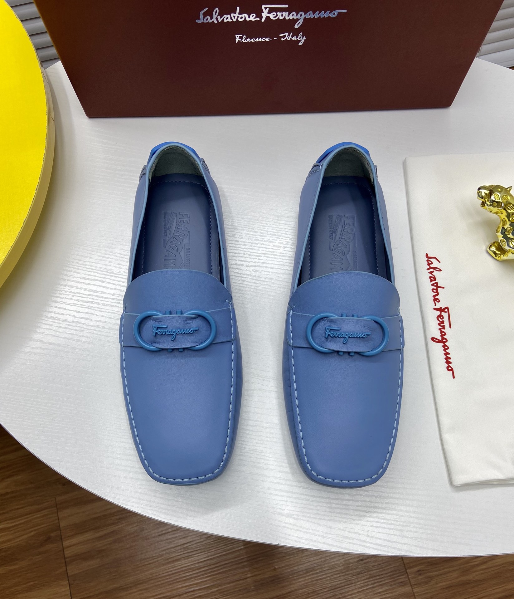 K5 原单精品菲拉格慕Ferragamo高档豆豆鞋上市风格华贵典雅，质量和细节完美，专柜原版超精准复刻 鞋楦皮料，做工舒适度都毫不逊色，材质：鞋面进口头层小牛皮牛皮内里，超百搭帅气