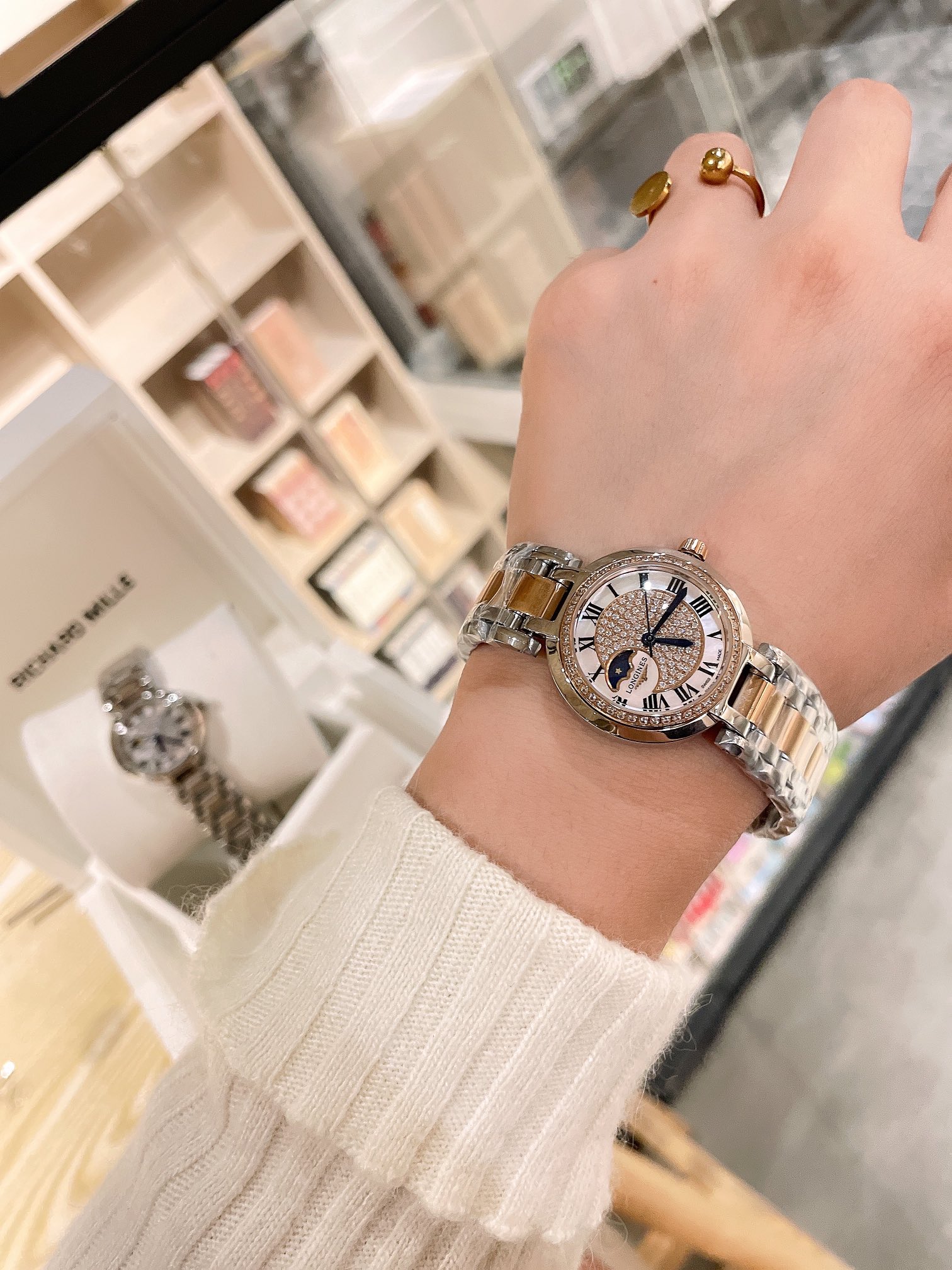 浪琴  Longines  爆款浪琴 Longines  心月系列石英表手表女简约气质 1:1品质 超高性价比、真月相机芯：进口石英机芯 走时准确玻璃：数据同步正品表壳：316精钢圆形、3件套表壳字面：罗马面、A级深海珍珠贝壳 表带：精钢表链搭配原装三折式表扣。 尺寸：宽度 30.5mm