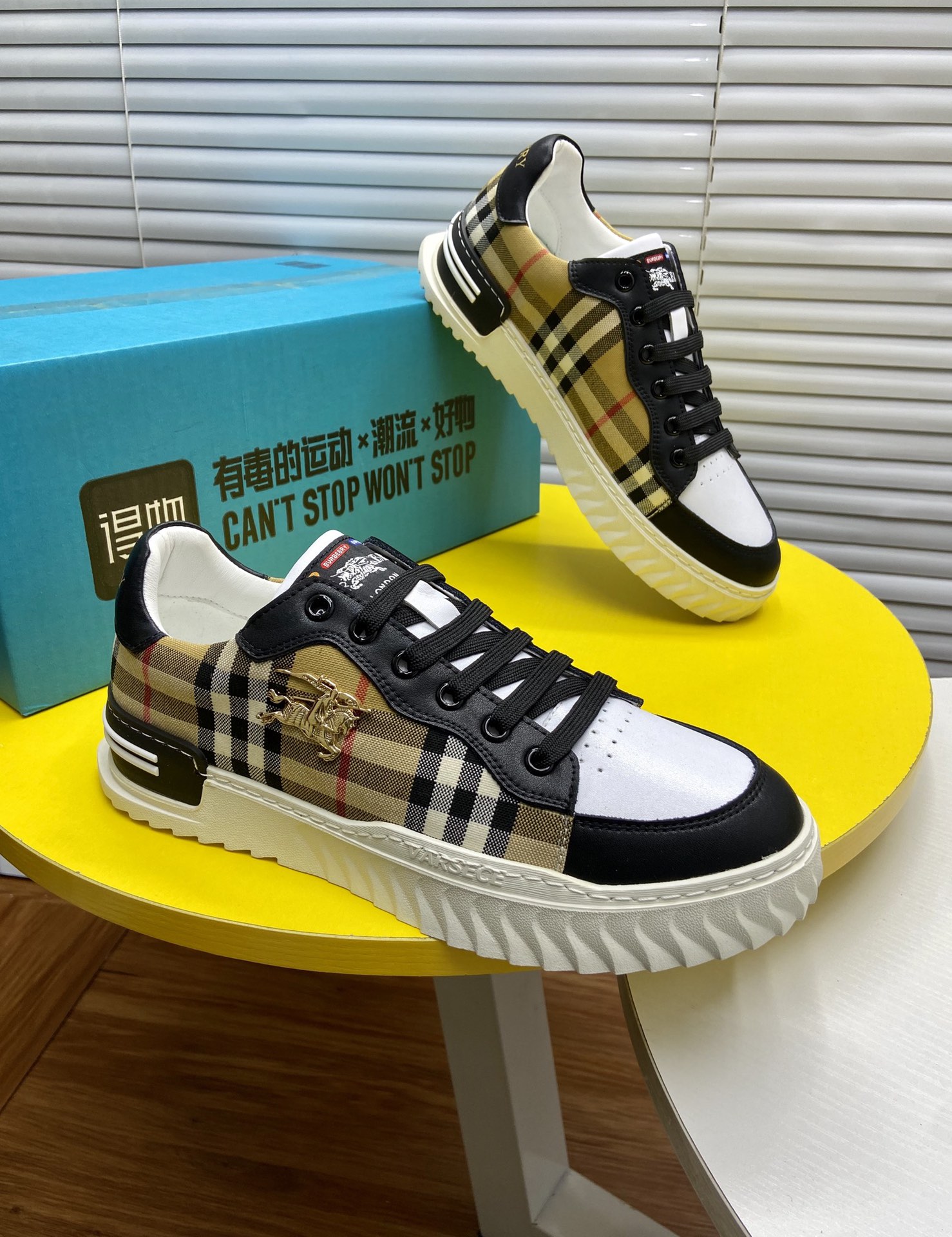 I0 巴宝莉 Burberry 经典休闲男鞋官网同步上市。原版1:1开模精美的设计，独特的风格，面料进口原版格子布料进口羊皮内里，原版防滑耐磨大底，相当的高档时尚。码：38-44