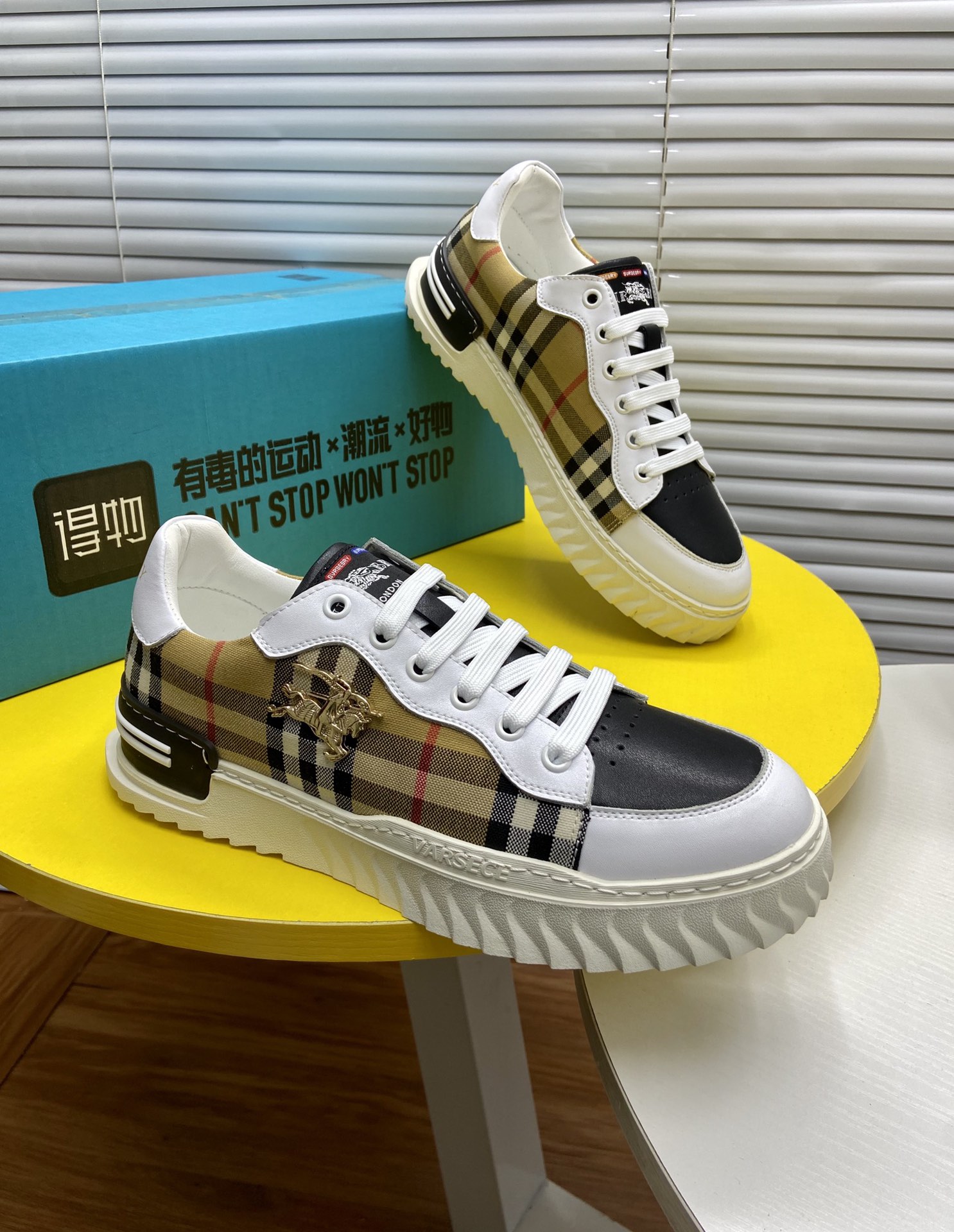 I0 巴宝莉 Burberry 经典休闲男鞋官网同步上市。原版1:1开模精美的设计，独特的风格，面料进口原版格子布料进口羊皮内里，原版防滑耐磨大底，相当的高档时尚。码：38-44