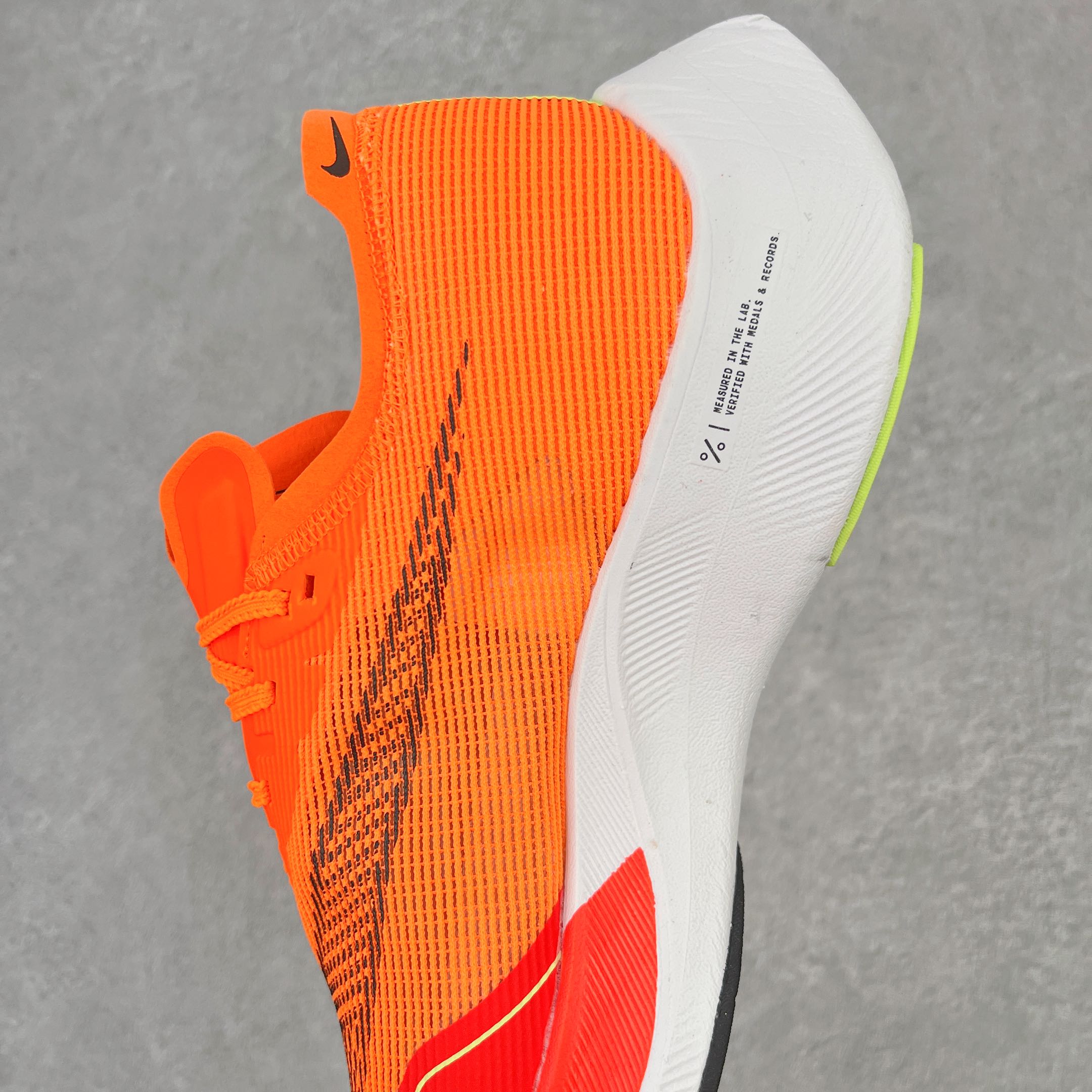 图片[7]-＃纯原福利 NK ZoomX Vaporfly Next% 马拉松一代跑鞋 鞋面使用了全新 Vaporweave 科技 这种类似蝉翼的材质相比 Flyknit 更加轻薄透气 非对称的鞋带系统和泡棉护垫的加入令舒适度更高 鞋头辅以超大的 Swoosh 点缀 再配上流线型外观设计 时尚感十足 尺码：36 36.5 37.5 38 38.5 39 40 40.5 41 42 42.5 43 44 44.5 45-选品中心