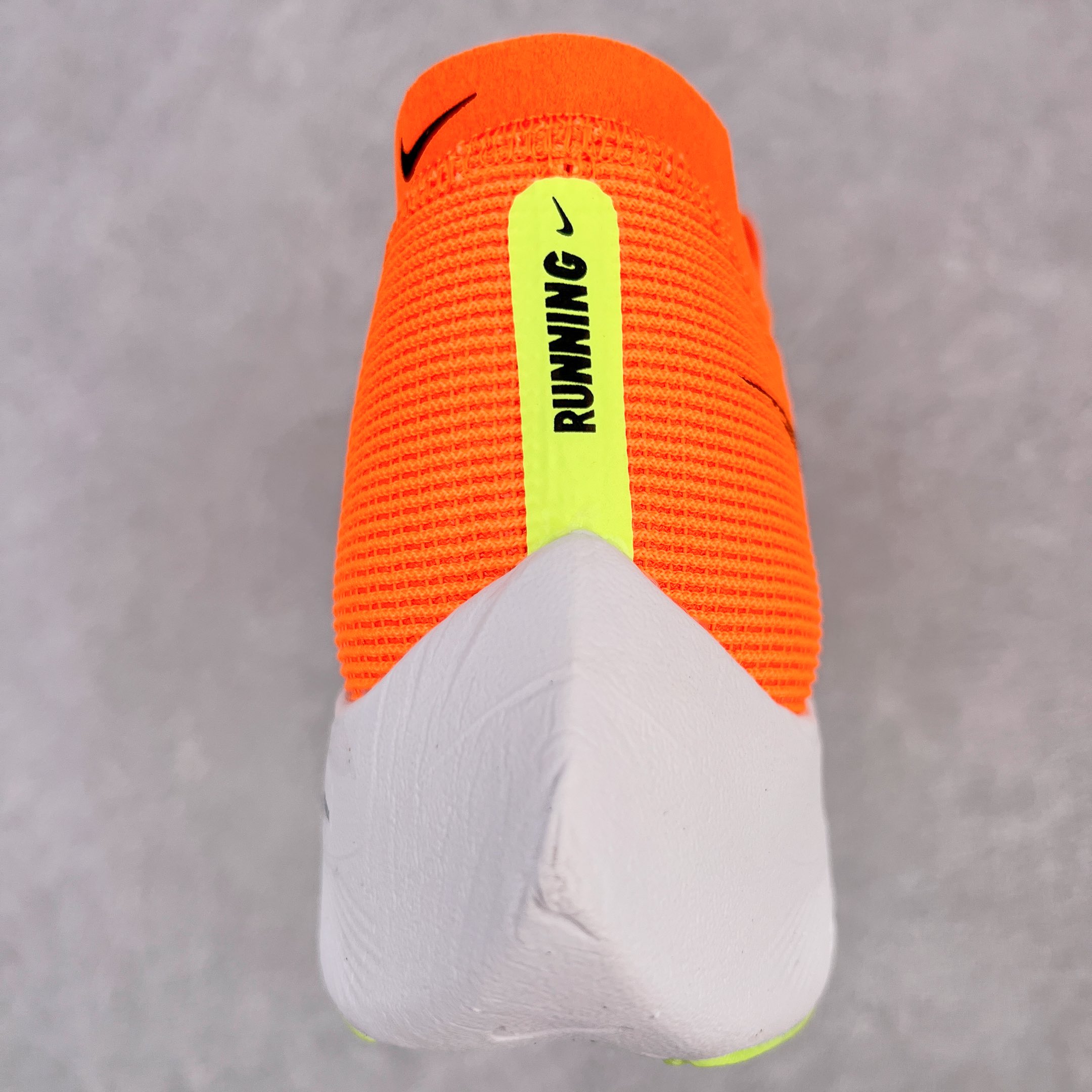 图片[8]-＃纯原福利 NK ZoomX Vaporfly Next% 马拉松一代跑鞋 鞋面使用了全新 Vaporweave 科技 这种类似蝉翼的材质相比 Flyknit 更加轻薄透气 非对称的鞋带系统和泡棉护垫的加入令舒适度更高 鞋头辅以超大的 Swoosh 点缀 再配上流线型外观设计 时尚感十足 尺码：36 36.5 37.5 38 38.5 39 40 40.5 41 42 42.5 43 44 44.5 45-选品中心