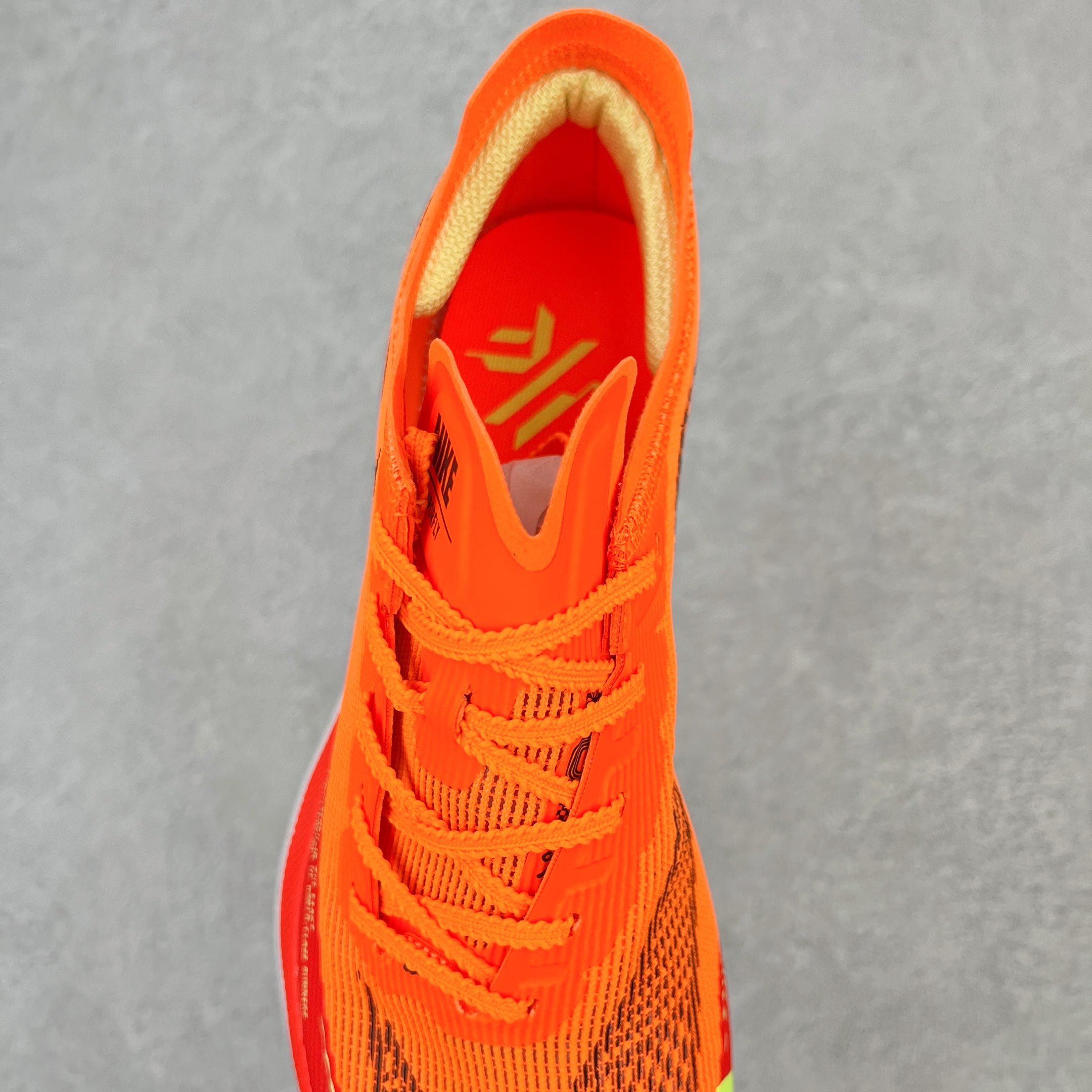 图片[5]-＃纯原福利 NK ZoomX Vaporfly Next% 马拉松一代跑鞋 鞋面使用了全新 Vaporweave 科技 这种类似蝉翼的材质相比 Flyknit 更加轻薄透气 非对称的鞋带系统和泡棉护垫的加入令舒适度更高 鞋头辅以超大的 Swoosh 点缀 再配上流线型外观设计 时尚感十足 尺码：36 36.5 37.5 38 38.5 39 40 40.5 41 42 42.5 43 44 44.5 45-选品中心