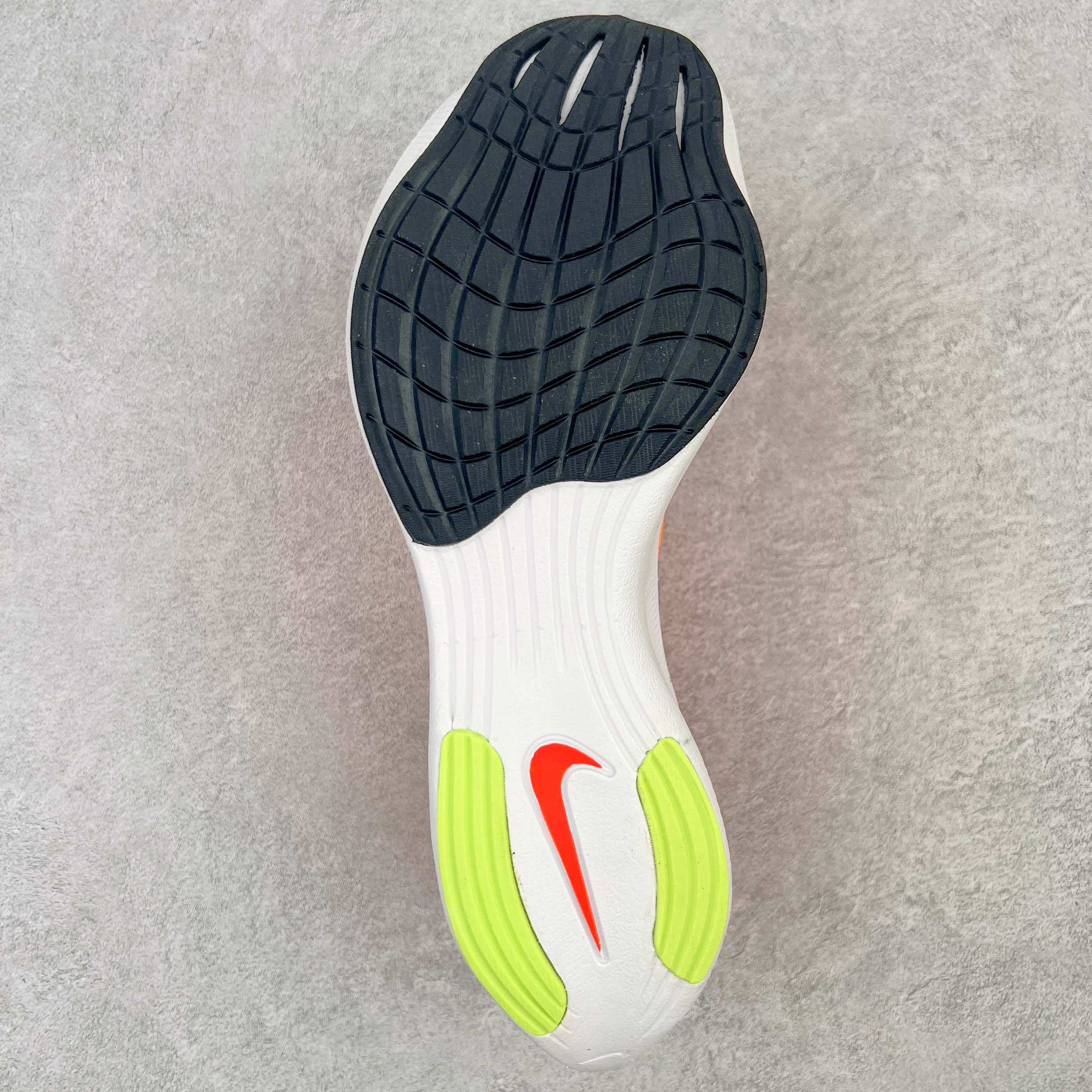 图片[9]-＃纯原福利 NK ZoomX Vaporfly Next% 马拉松一代跑鞋 鞋面使用了全新 Vaporweave 科技 这种类似蝉翼的材质相比 Flyknit 更加轻薄透气 非对称的鞋带系统和泡棉护垫的加入令舒适度更高 鞋头辅以超大的 Swoosh 点缀 再配上流线型外观设计 时尚感十足 尺码：36 36.5 37.5 38 38.5 39 40 40.5 41 42 42.5 43 44 44.5 45-选品中心