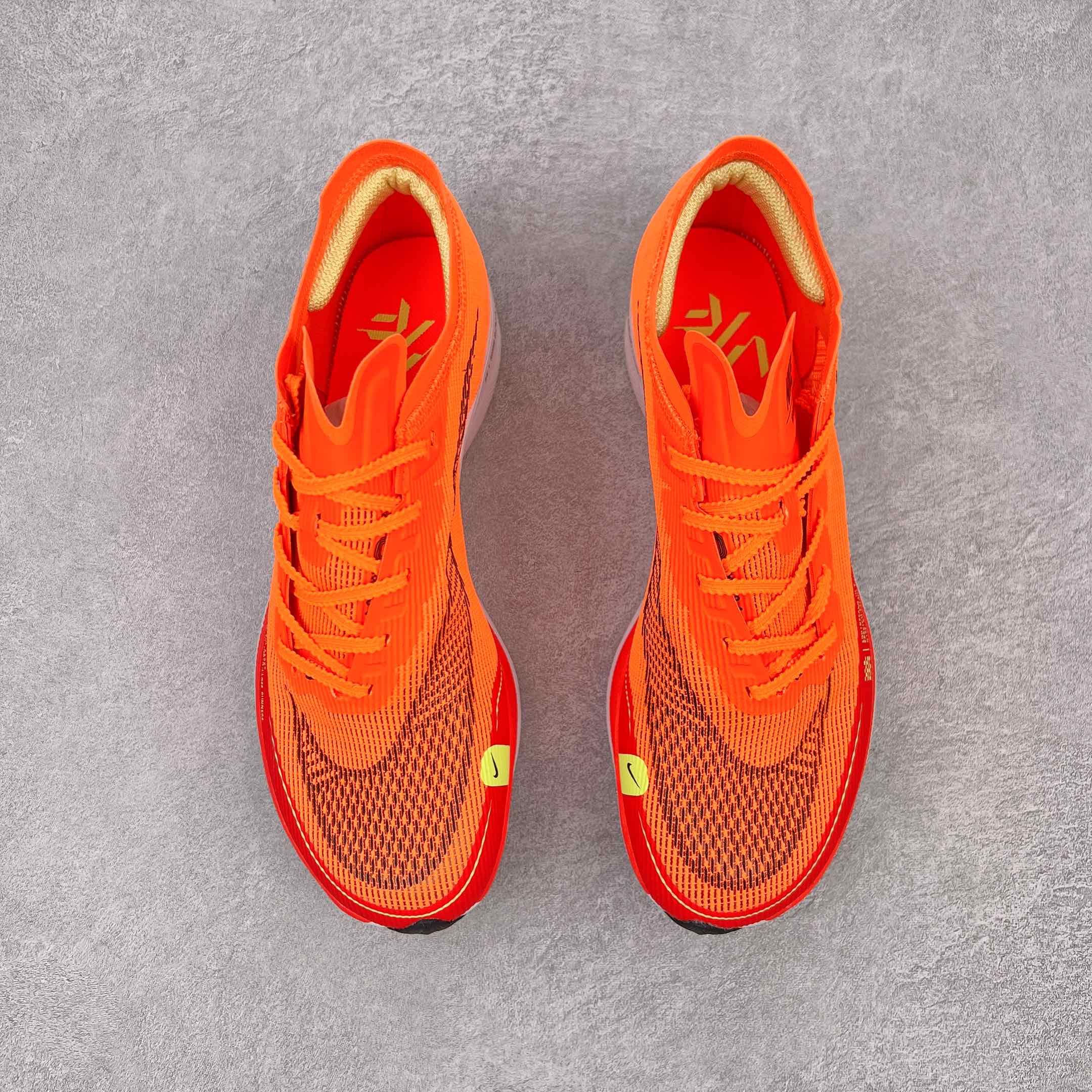 图片[2]-＃纯原福利 NK ZoomX Vaporfly Next% 马拉松一代跑鞋 鞋面使用了全新 Vaporweave 科技 这种类似蝉翼的材质相比 Flyknit 更加轻薄透气 非对称的鞋带系统和泡棉护垫的加入令舒适度更高 鞋头辅以超大的 Swoosh 点缀 再配上流线型外观设计 时尚感十足 尺码：36 36.5 37.5 38 38.5 39 40 40.5 41 42 42.5 43 44 44.5 45-选品中心