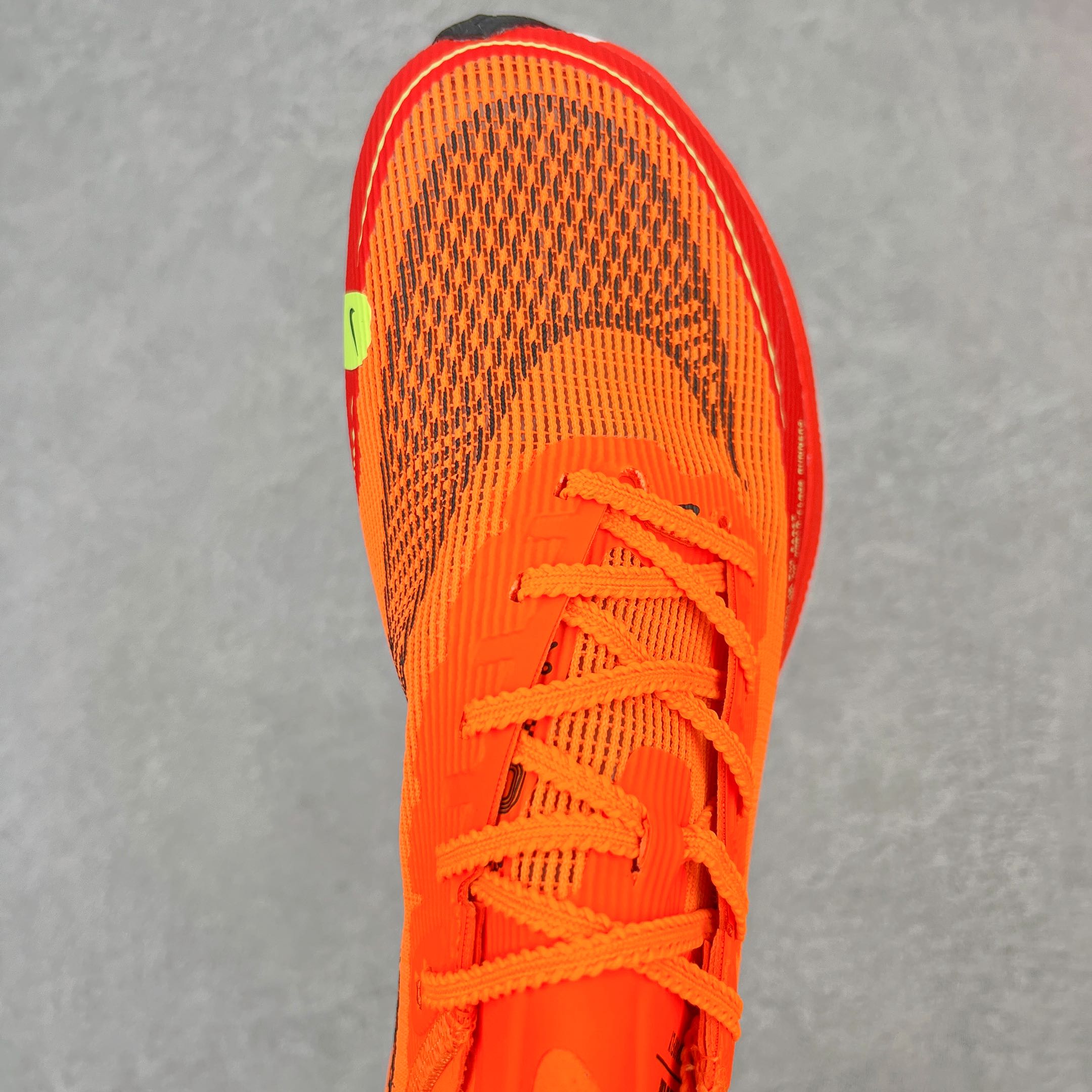 图片[4]-＃纯原福利 NK ZoomX Vaporfly Next% 马拉松一代跑鞋 鞋面使用了全新 Vaporweave 科技 这种类似蝉翼的材质相比 Flyknit 更加轻薄透气 非对称的鞋带系统和泡棉护垫的加入令舒适度更高 鞋头辅以超大的 Swoosh 点缀 再配上流线型外观设计 时尚感十足 尺码：36 36.5 37.5 38 38.5 39 40 40.5 41 42 42.5 43 44 44.5 45-选品中心