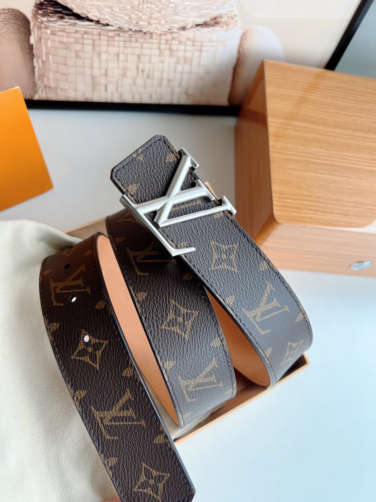 LV/路易威登 进口皮表面印上了Monogram独有印花40mm男士腰带