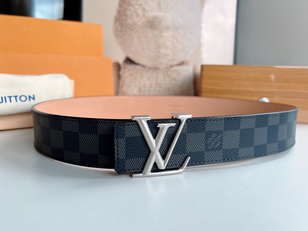 LV/路易威登 进口皮表面印上了Monogram独有印花40mm男士腰带