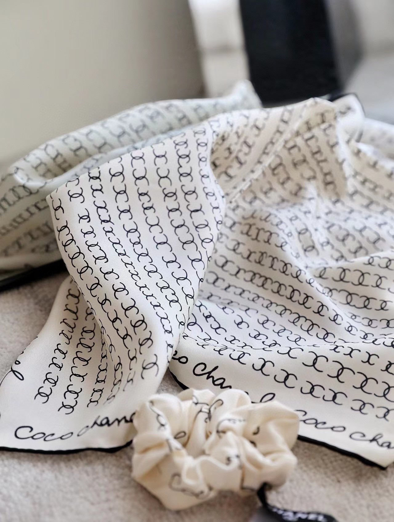 💰CoCo字母组合发饰面料：真丝尺寸：方巾51*51（发圈均码）颜色：米色 黑色CoCo字母组合简洁时尚
