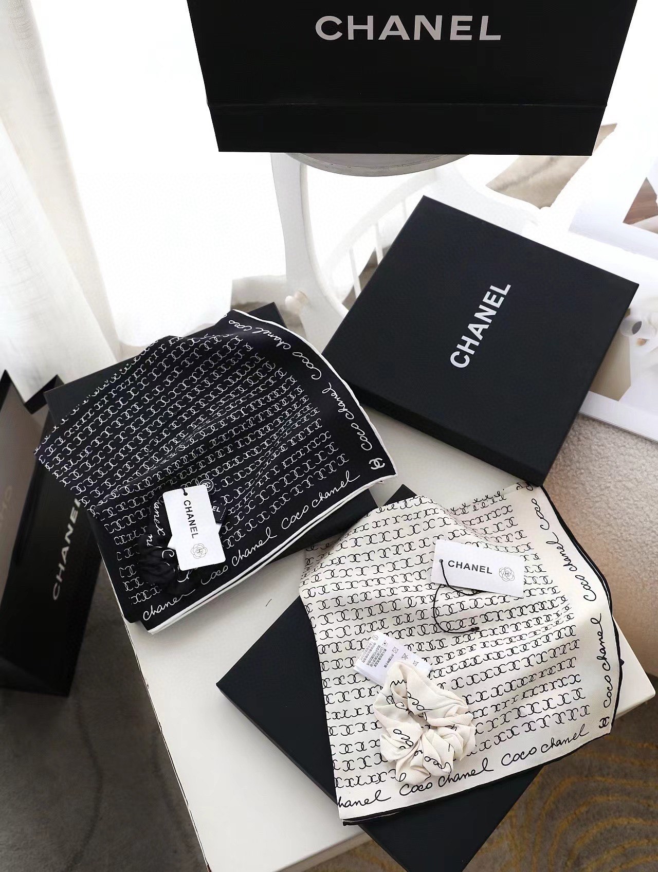 💰CoCo字母组合发饰面料：真丝尺寸：方巾51*51（发圈均码）颜色：米色 黑色CoCo字母组合简洁时尚