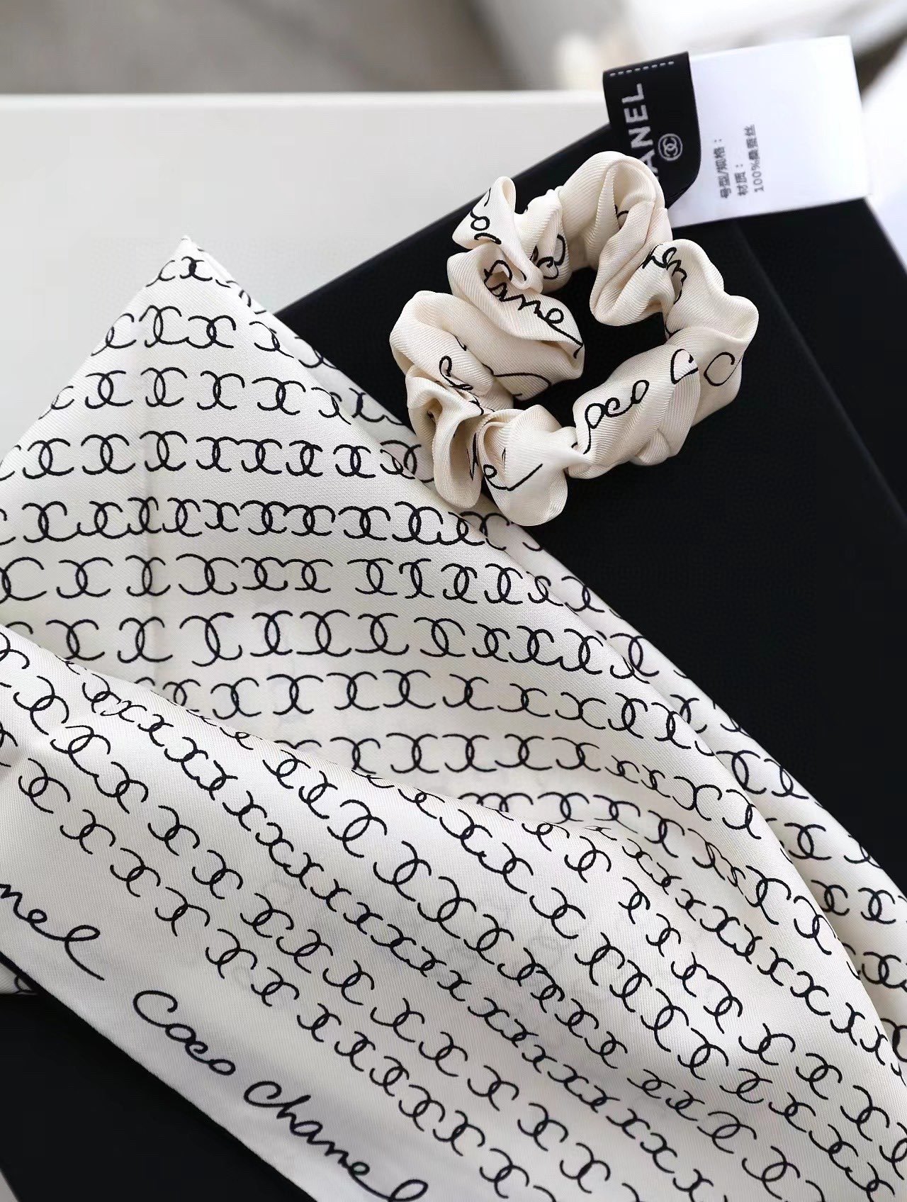 💰CoCo字母组合发饰面料：真丝尺寸：方巾51*51（发圈均码）颜色：米色 黑色CoCo字母组合简洁时尚