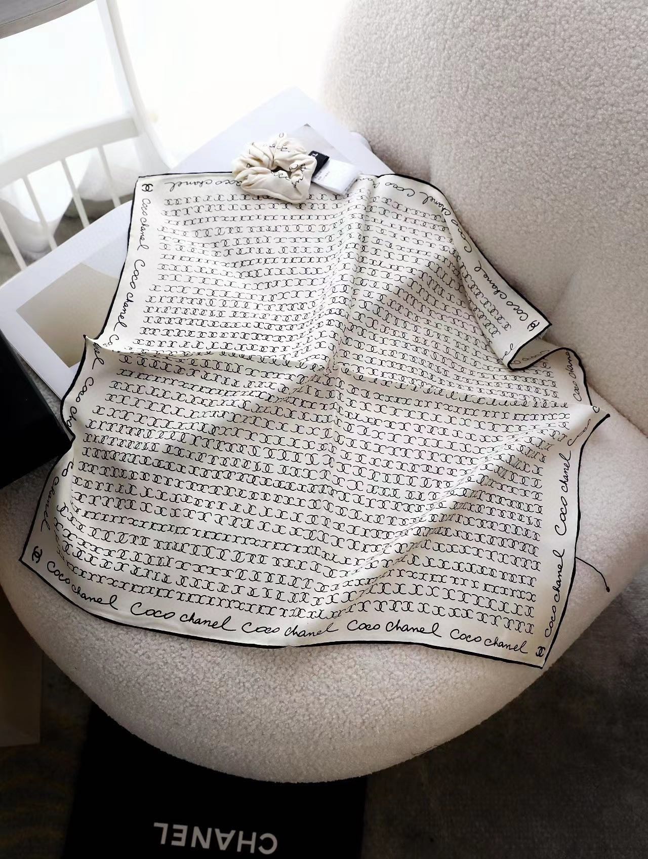 💰CoCo字母组合发饰面料：真丝尺寸：方巾51*51（发圈均码）颜色：米色 黑色CoCo字母组合简洁时尚