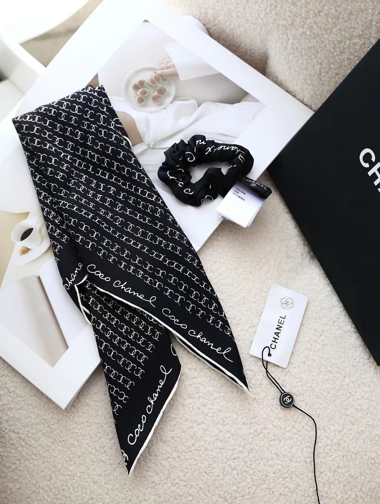 💰CoCo字母组合发饰面料：真丝尺寸：方巾51*51（发圈均码）颜色：米色 黑色CoCo字母组合简洁时尚