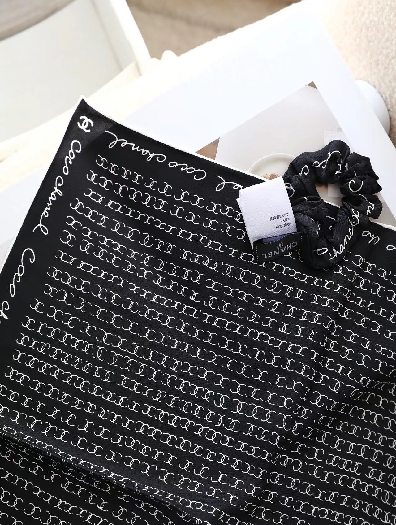 💰CoCo字母组合发饰面料：真丝尺寸：方巾51*51（发圈均码）颜色：米色 黑色CoCo字母组合简洁时尚