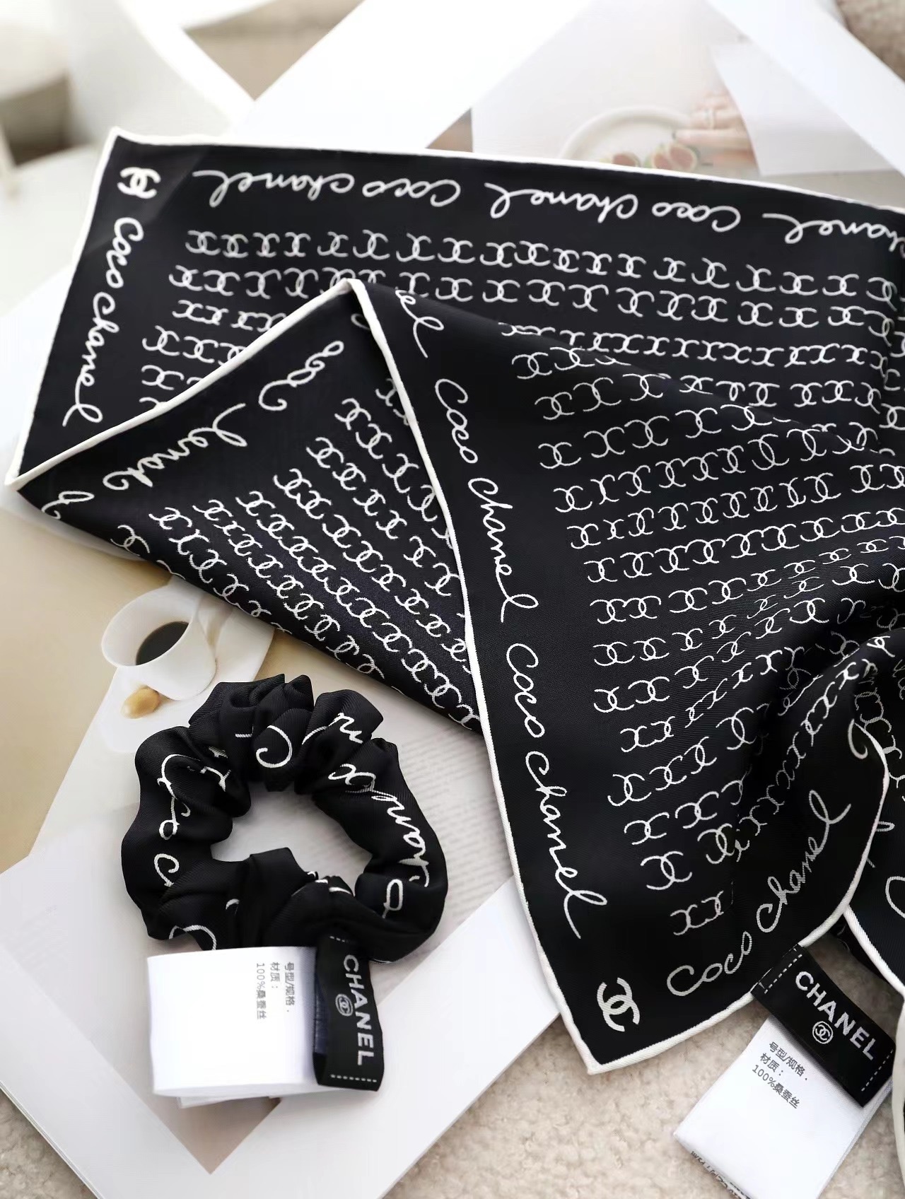 💰CoCo字母组合发饰面料：真丝尺寸：方巾51*51（发圈均码）颜色：米色 黑色CoCo字母组合简洁时尚