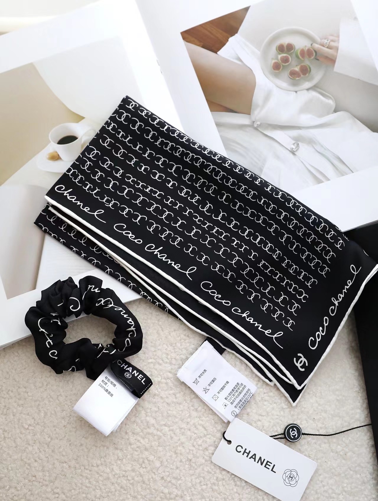 💰CoCo字母组合发饰面料：真丝尺寸：方巾51*51（发圈均码）颜色：米色 黑色CoCo字母组合简洁时尚