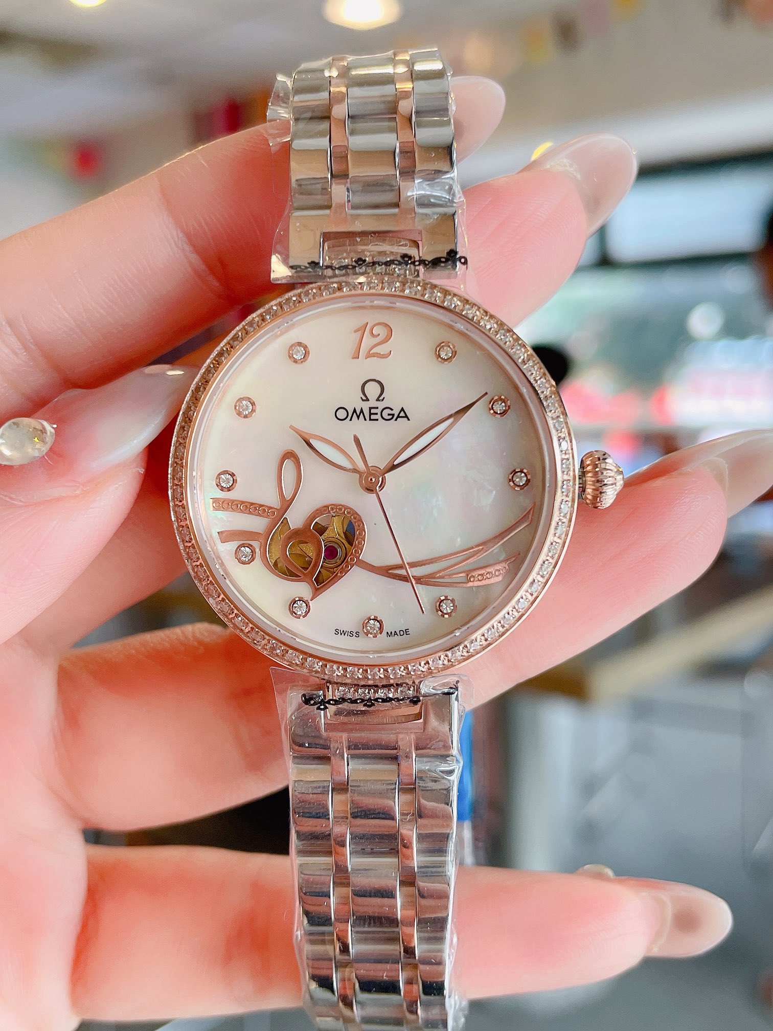 700 时尚机械女款 欧米茄 Omega 优雅气质女士腕表，表壳独具匠心的创意、轻盈舒适，表链由符合人体工程学设计弧形陶瓷间钢链组成，完美贴合女性的纤细玉腕，搭载 8215日本进口机械机芯，蓝宝石玻璃。尺寸32mm*11mm