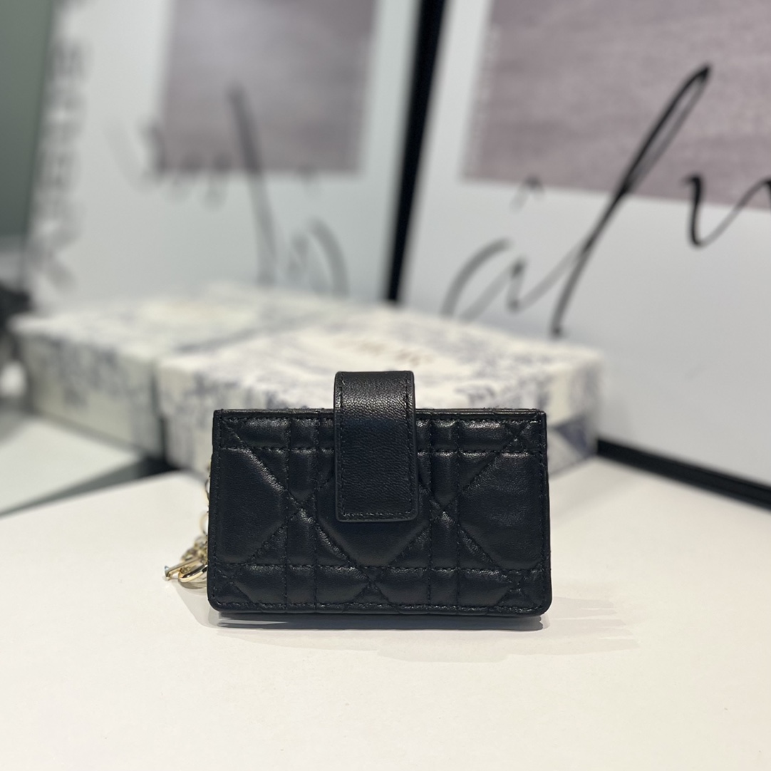 NO:672698,S0074 This Lady Dior 5-compartment card holder is decorated with classic cannage pattern topstitching, paying tribute to the exquisite craftsmanship of Dior craftsmen. Carefully crafted from bright pink sheepskin, it is compact and practical and can store a variety of daily necessities. This 5-compartment card holder is decorated with a detachable 'D.I.O.R.' charm and comes with a strap snap closure. It can be matched with other Lady Dior items to create a matching look.  ·Removable 'D.I.O.R.' charm ·Front strap with snap closure ·5 compartments with sewn gusset,Dior wallet,dior,wallets,sheepskin19860909S0074这款 Lady Dior 5 格卡夹饰有经典的藤格纹缉面线,向 Dior 工匠的精湛工艺致敬.采用亮粉色羊皮革精心制作,精巧实用,可收纳各种日常用品.这款 5 格卡夹饰以可拆卸的“D.I.O.R.”吊饰,搭配饰带按扣开合,可与其他 Lady Dior 单品搭配,打造配套造型. ·可拆卸的“D.I.O.R.”吊饰 ·正面饰带按扣开合 ·5 个缝有三角形衬料的隔层,Dior钱包,dior,wallets,sheepskin,欧美剧