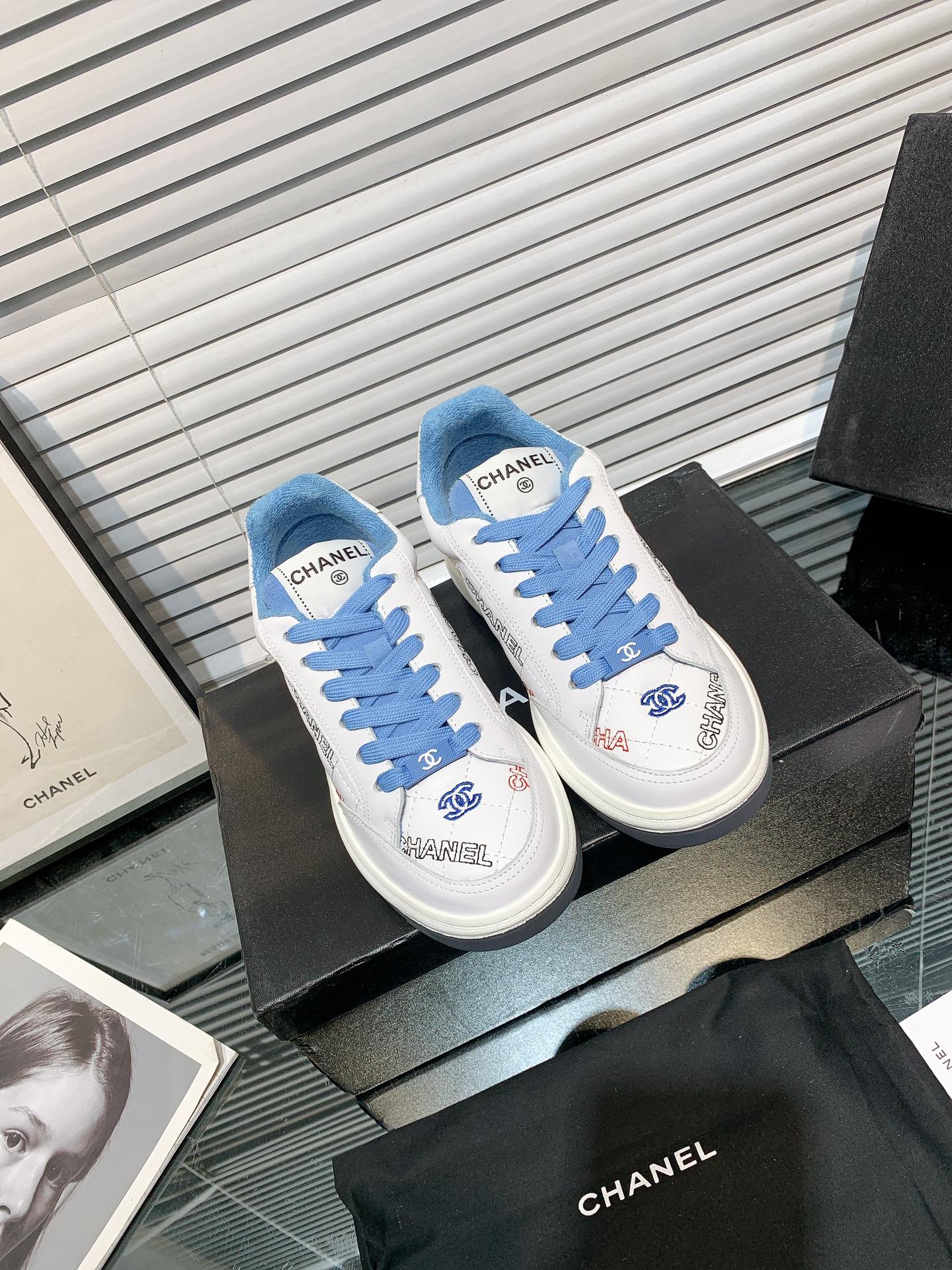 NO:481409,Chanel Autumn new sports shoes panda shoes high-end custom embroidery very lightweight, super soft inside, super comfortable, invincible and easy to wear. The upper adopts electric embroidery technology, and the fresh ice cream color is especially suitable for summer and autumn. The upper imported cowhide, pure cotton terry, outsole tpu outsole size 35-40, casual shoes/sports shoes, chanel, chanel, sneakers, cowhide19860909Chanel 香奈儿 秋新款运动鞋熊猫板鞋  高端定制刺绣 非常轻便,内里也是超级软,超级舒服,无敌好穿 鞋面采用电绣工艺,清新的冰淇淋配色特别适合夏秋 鞋面进口牛皮 内里纯棉毛巾布 大底tpu大底 码数35-40,休闲鞋/运动鞋,chanel,chanel,sneakers,cowhide,Women's Shoes