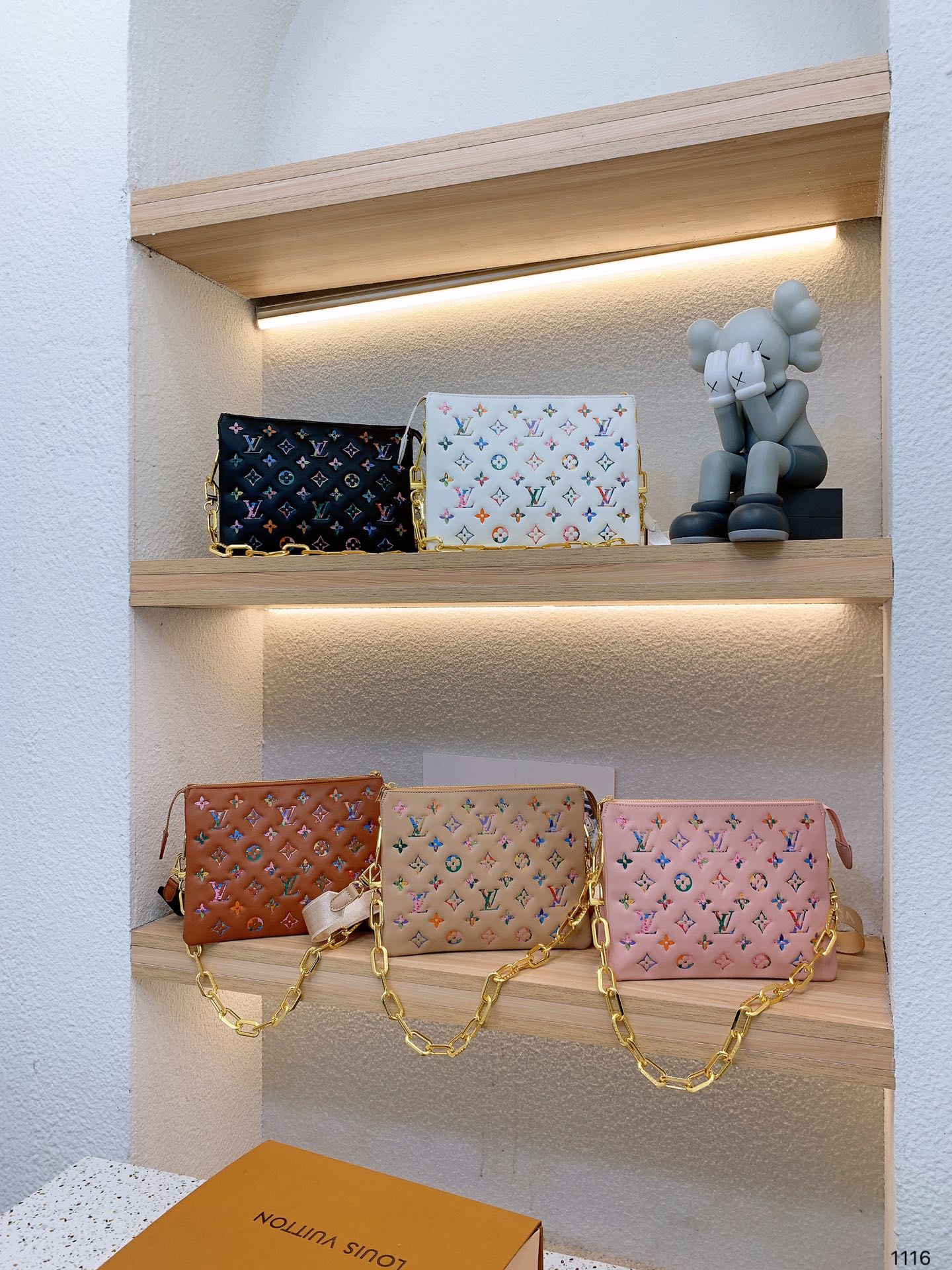 K0 全新推出 COUSSIN 风琴手袋 单肩斜挎包 多用款 被拿来用做手包 一般的手包都是扁扁的 但是这款手包底部是宽的 简单大方的款式 它能放很多东西进去 而且不变形 拿在手上非常有型 火爆的不行不行的 真的很炫酷.尺寸：26 20