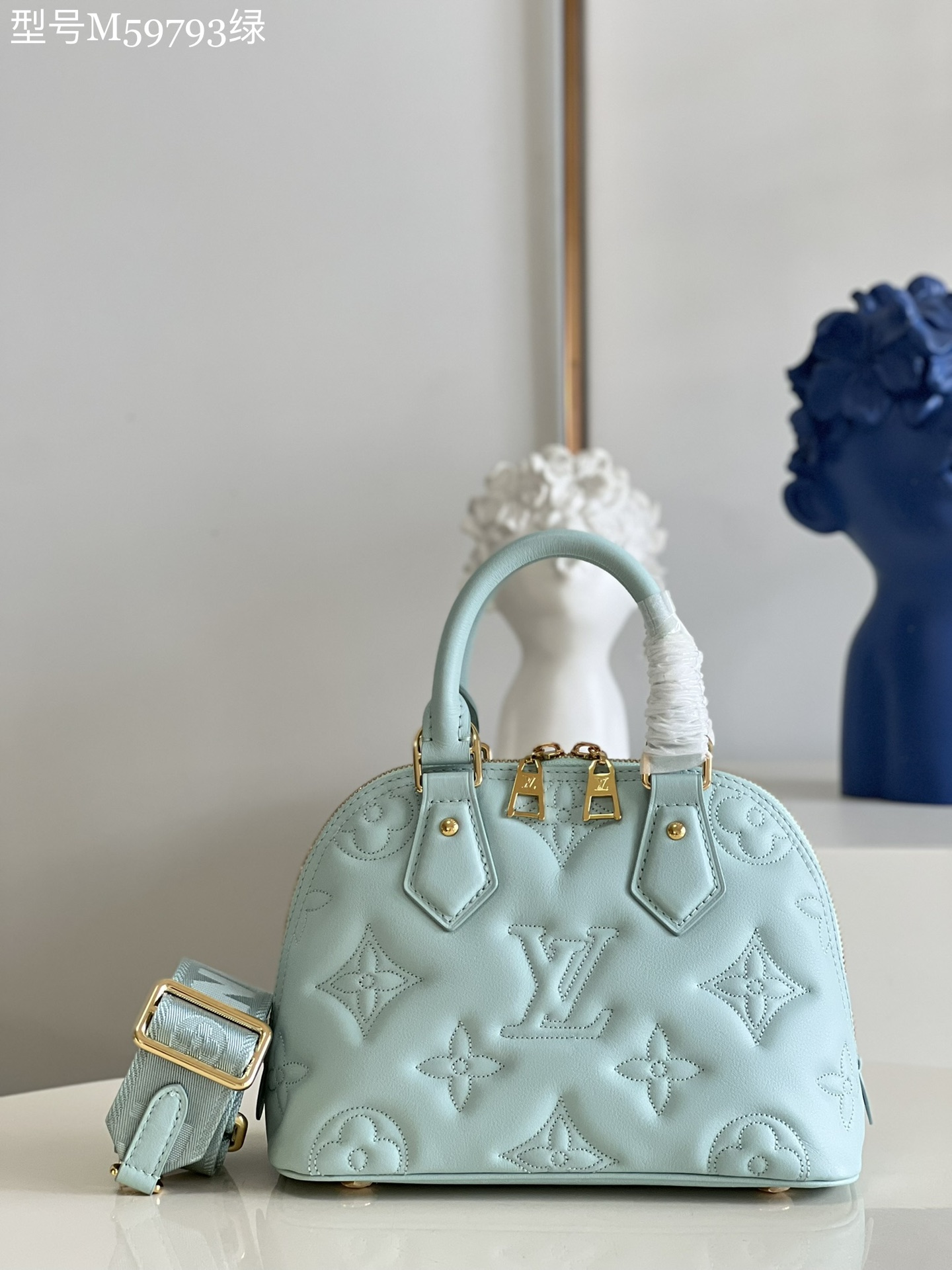 NO:399122,【Exclusive real photo M59793 green】This Alma BB handbag adheres to the essence of the Art Deco style of the era, and is a full-form quilted cowhide embroidered Monogram pattern, paired with rolled leather handles and removable and adjustable shoulder straps, and the hand-held crossbody is converted at will. Detailed features 24.5 x 18 x 12 cm (length x height x width) Q.,LV [original leather],louis vuitton,cowhide19860909【独家实拍M59793绿】本款 Alma BB 手袋秉承 年代装饰艺术风格精髓,为形态丰盈的绗缝牛皮革刺绣 Monogram 图案,搭配轧制皮革手柄和可拆卸并调节的肩带,手提斜挎随心转换. 详细特征24.5 x 18 x 12 厘米 (长度 x 高 x 宽)Q.,LV【原厂皮】,louis vuitton,cowhide,Bag