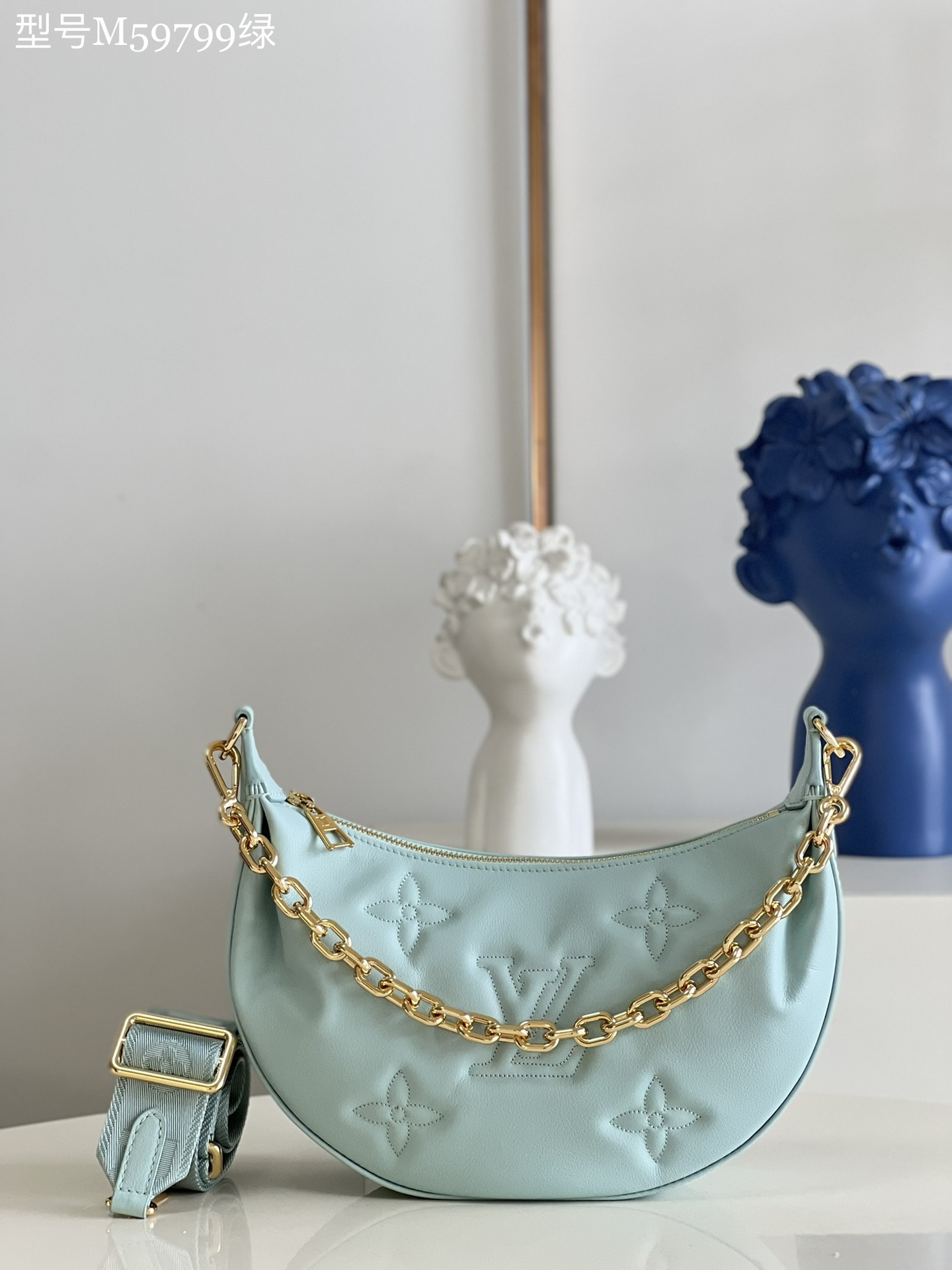 NO:399123,【Exclusive real photo M59799 green】This Over The Moon handbag uses a flexible configuration with a full quilted cowhide leather, and then injects a solemn atmosphere with Monogram embroidery. Use adjustable shoulder straps and chains, elbows, short shoulders, crossbody and long shoulders to switch at will. Remove the shoulder straps and turn into a dinner clutch. Detailed features 27.5 x 16 x 7 cm (length x height x width) Q.,LV [original leather],louis vuitton,handbag,cowhide19860909【独家实拍M59799绿】本款 Over The Moon 月亮手袋采用丰盈绗缝牛皮革塑造灵活构型,再以 Monogram 刺绣注入庄重气息.巧用可调节肩带和链条,肘挎、短肩背、斜挎和长肩背随心切换,取下肩带即可化身晚宴手拿包.详细特征27.5 x 16 x 7 厘米 (长度 x 高 x 宽)Q.,LV【原厂皮】,louis vuitton,handbag,cowhide,Bag