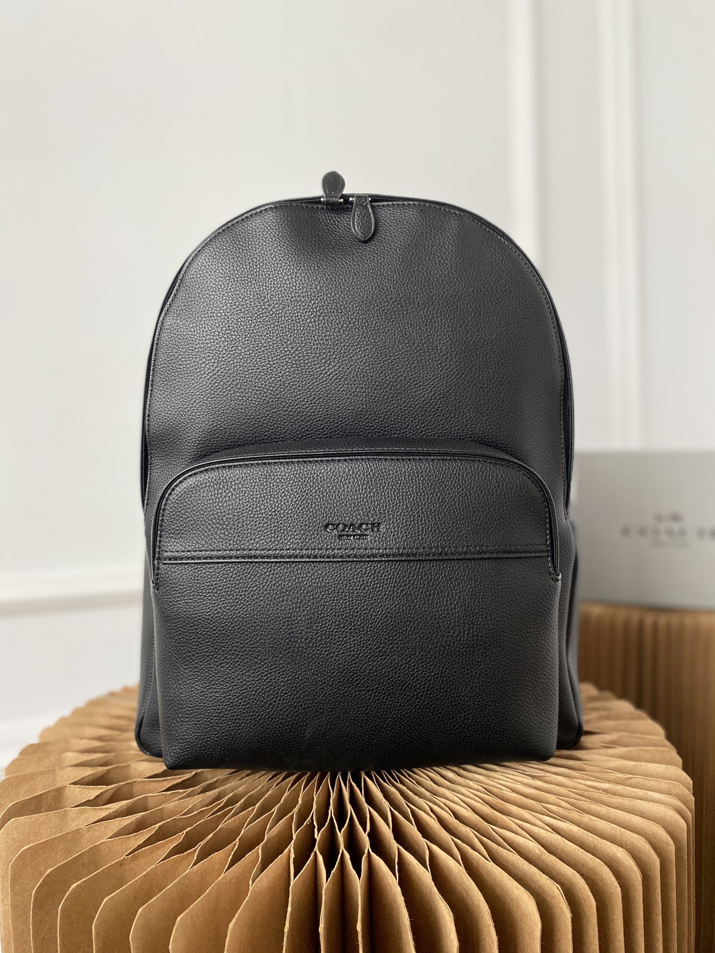 K5  Coach 蔻驰   HOUSTON 双肩包 男士大容量背包 电脑包 经典Logo搭配原厂工艺材质 休闲百搭 采用精湛镶嵌细工，实物拍摄 原厂原版面料 配送小票 防尘袋 31 x 41 cm。