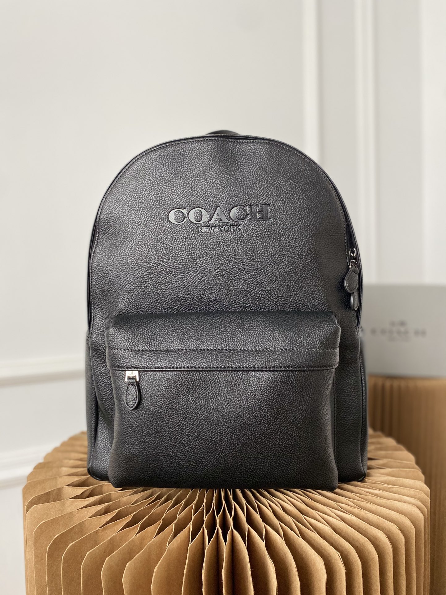 K5  Coach 蔻驰   Charles 双肩包 男士大容量背包 电脑包 经典Logo搭配原厂工艺材质 休闲百搭 采用精湛镶嵌细工，实物拍摄 原厂原版面料 配送小票 防尘袋 30 x 40cm。”},”showAddCart”:true,”album_qrcode”:”https://xcimg.szwego.com/code_C2018012823120433215_20190220235131.png