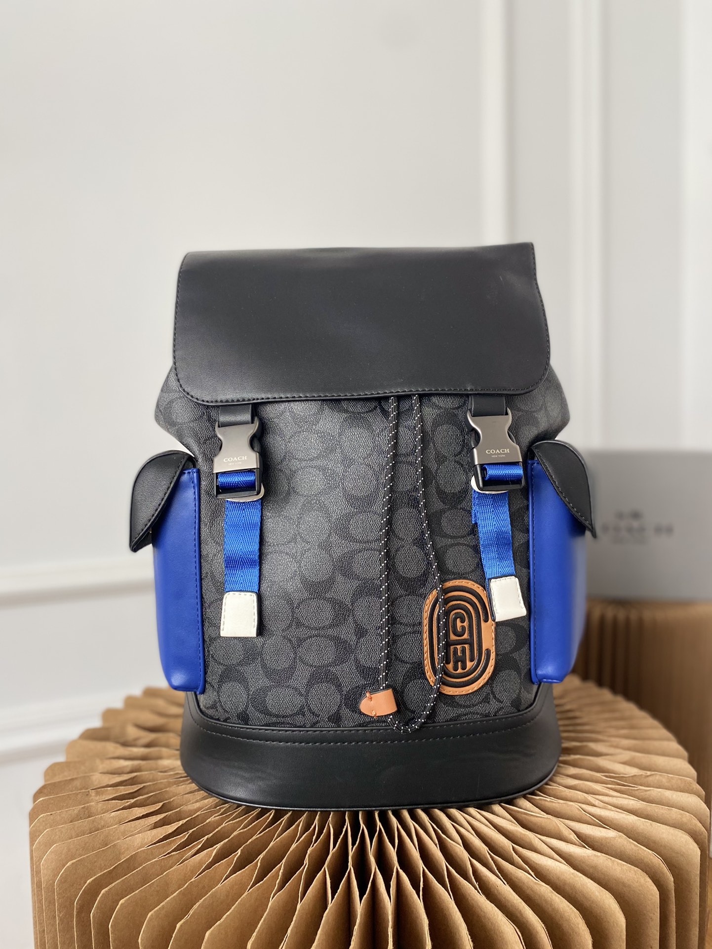 L0  Coach 蔻驰   Rivington限定双肩包 刺绣图章 男士大容量背包 电脑包 经典Logo搭配原厂工艺材质 休闲百搭 采用精湛镶嵌细工，实物拍摄 原厂原版面料 配送小票 防尘袋 30 x 40 cm。”},”sku”:{“id”:”default