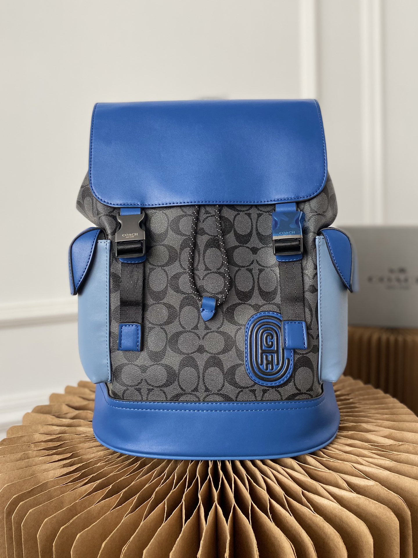 L0  Coach 蔻驰   Rivington限定双肩包 刺绣图章 男士大容量背包 电脑包 经典Logo搭配原厂工艺材质 休闲百搭 采用精湛镶嵌细工，实物拍摄 原厂原版面料 配送小票 防尘袋 30 x 40 cm。