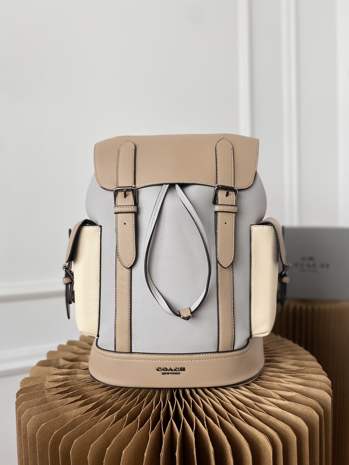 L0  Coach 蔻驰   Hudson翻盖抽绳马车双肩包 男女通用背包 登山包 书包 经典百搭 采用精湛镶嵌细工，实物拍摄 原厂原版面料 配送小票防尘袋 40 x 30 cm。”},”imgsSrc”:[“https://xcimg.szwego.com/20220806/i1659773844_5998_0.jpg?imageView2/2/format/jpg/q/100