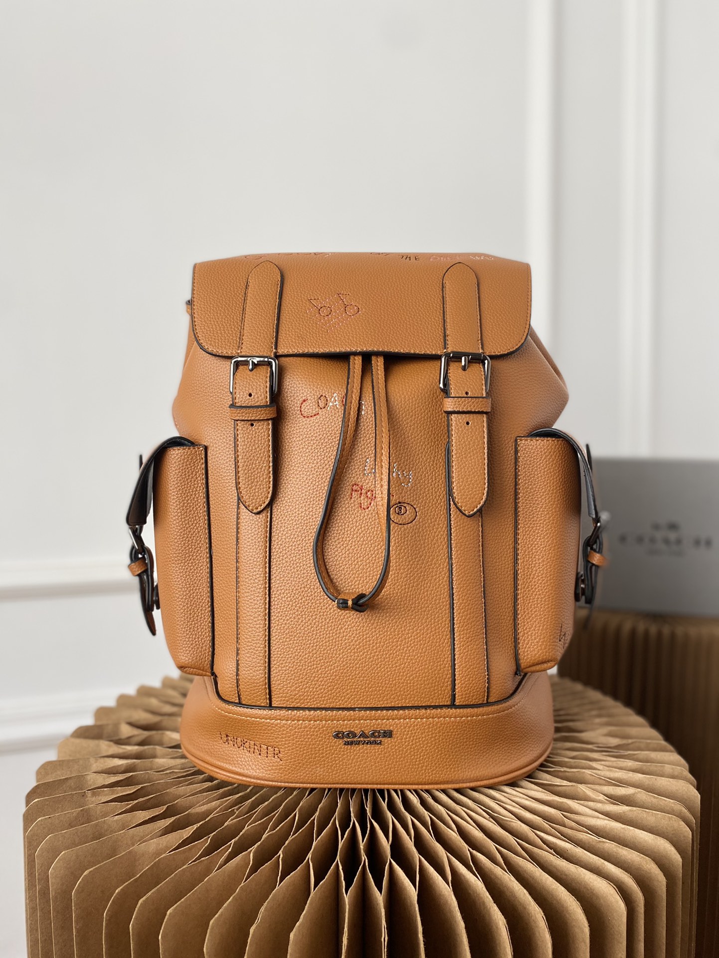 L0  Coach 蔻驰   Hudson翻盖抽绳马车双肩包 男女通用背包 登山包 书包 经典百搭 采用精湛镶嵌细工，实物拍摄 原厂原版面料 配送小票防尘袋 40 x 30 cm。