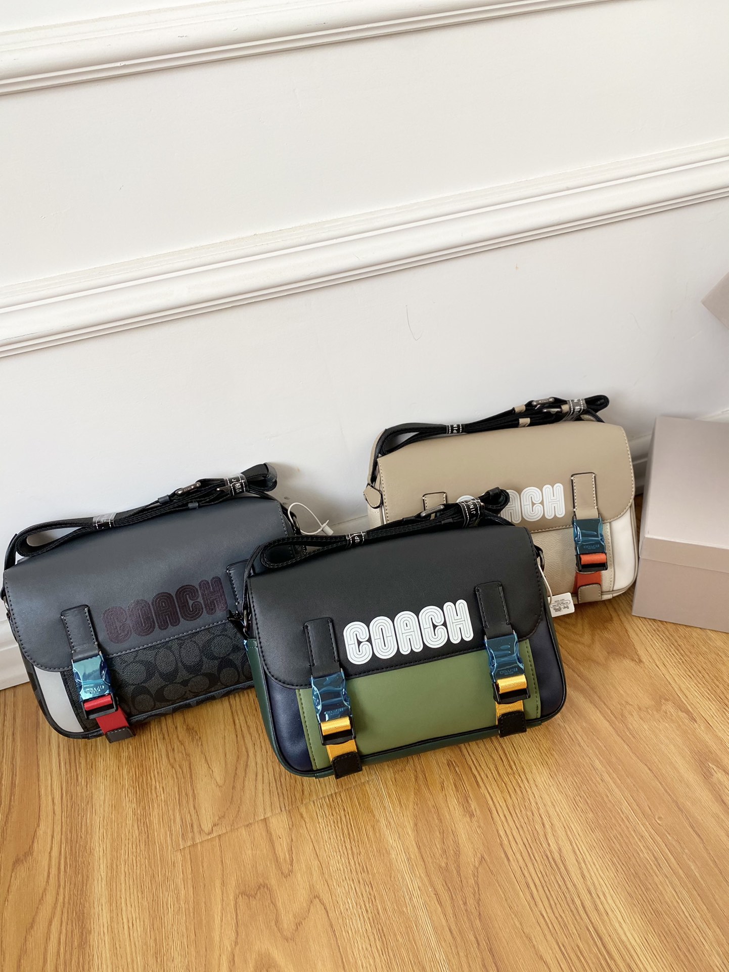 K0  Coach 蔻驰   Track撞色翻盖邮差包 斜挎包 男女通用单肩包 经典百搭 采用精湛镶嵌细工，实物拍摄 原厂原版面料 配送小票礼盒 20 x 27 cm。