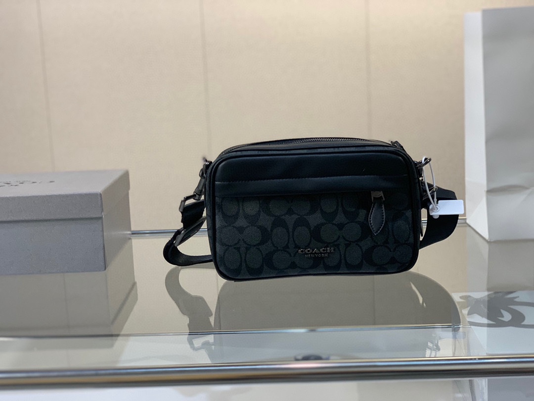 J0 “复刻版 牛皮版本 ” COACH/ Coach 蔻驰  Camera Bag 2020相机包Horse And Carriage 相机包 出货 原厂定制链条 对版 专柜最新单肩斜挎包 闭合方式超好看 专柜同步 最 超级实用的款式 多用款超级大牌 内衬logo时尚百搭款式 不挑年龄段 喜欢的抓紧自留啦专柜 尺寸：24*15cm