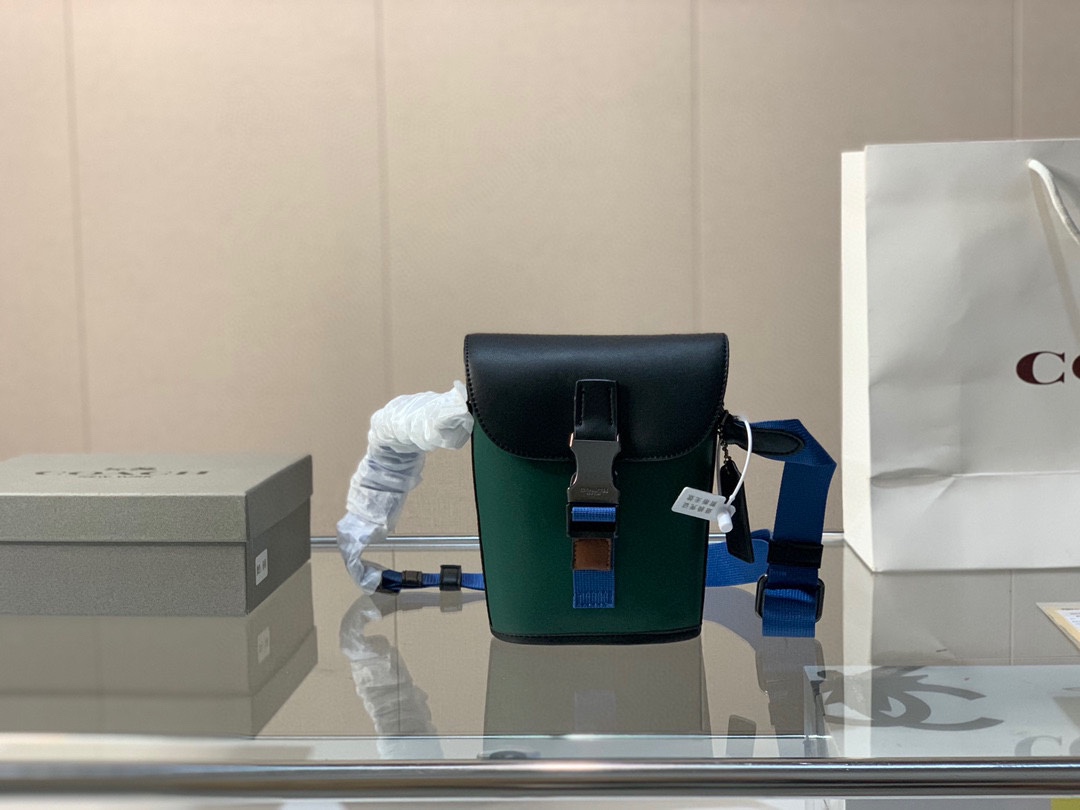 J0 手机包对版 专柜最新手袋单肩斜挎包 闭合方式超好看 专柜同步 最 超级实用的款式 多用款超级大牌 内衬logo时尚百搭款式 不挑年龄段 喜欢的抓紧自留啦专柜 尺寸：14*19cm