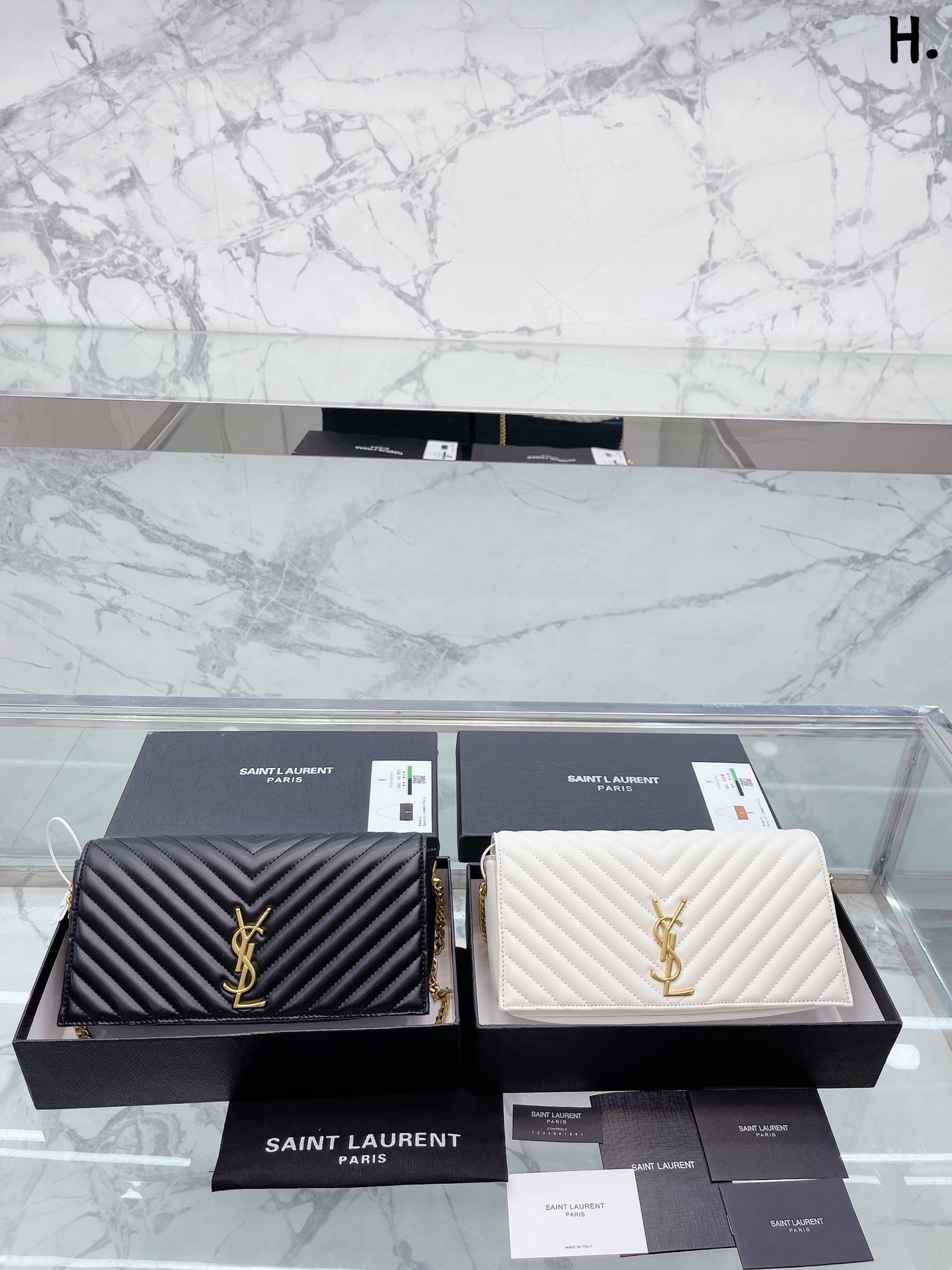 J5  Saint Laurent 圣罗兰 YSL  链条包信封包 Saint Laurent 圣罗兰 家当之无愧的入门经典款 超级耐燥这个皮质真的是我最爱的皮质之一不怕刮牛皮的纹理也有质感 相比金链我更喜欢链非常耐看 可以完美当成手包一包两用简直赚到啦 尺寸26 13cm”},”videoURL”:”