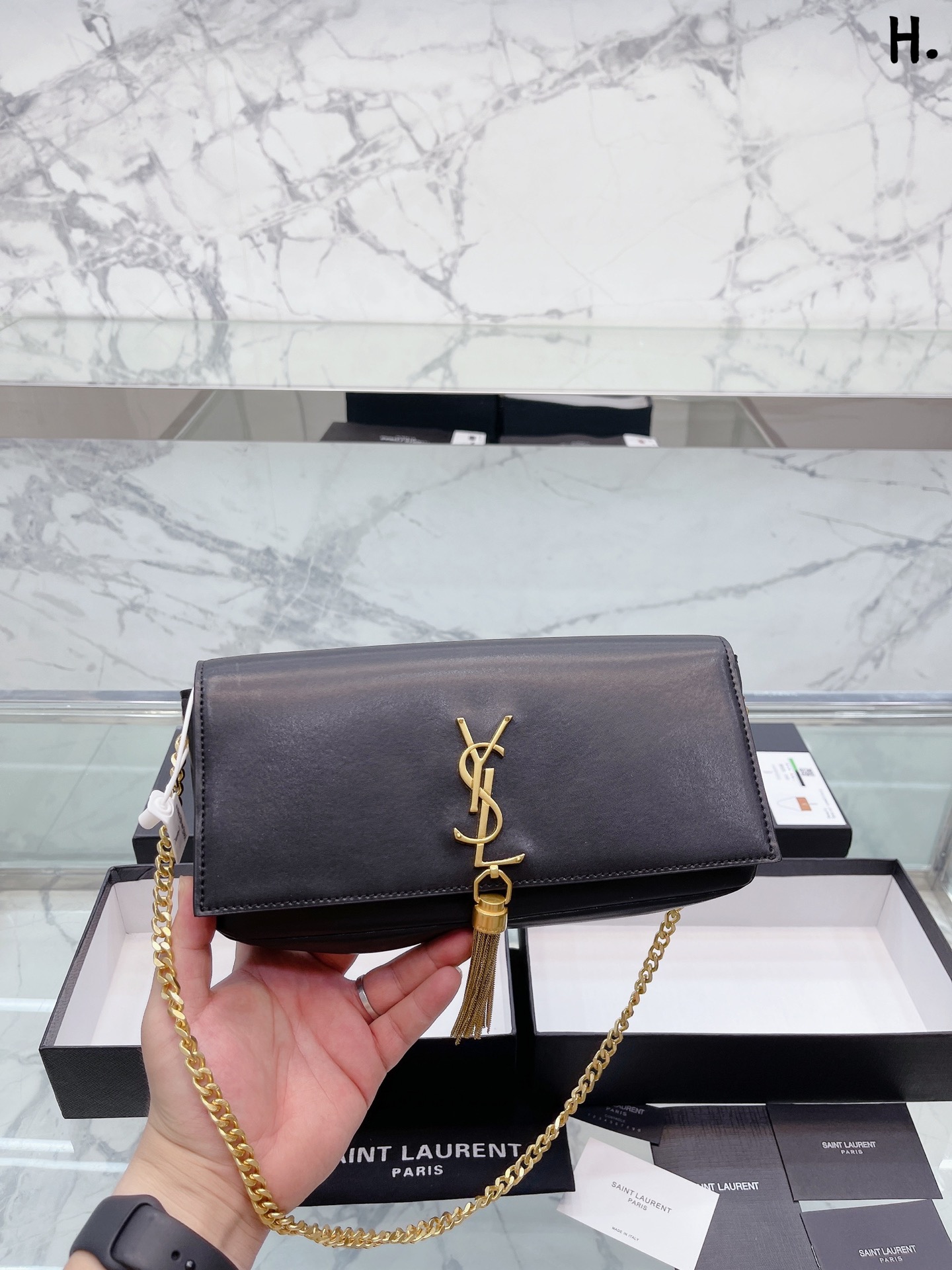 J5  Saint Laurent 圣罗兰 YSL  链条包信封包 Saint Laurent 圣罗兰 家当之无愧的入门经典款 超级耐燥这个皮质真的是我最爱的皮质之一不怕刮牛皮的纹理也有质感 相比金链我更喜欢链非常耐看 可以完美当成手包一包两用简直赚到啦 尺寸26 13cm