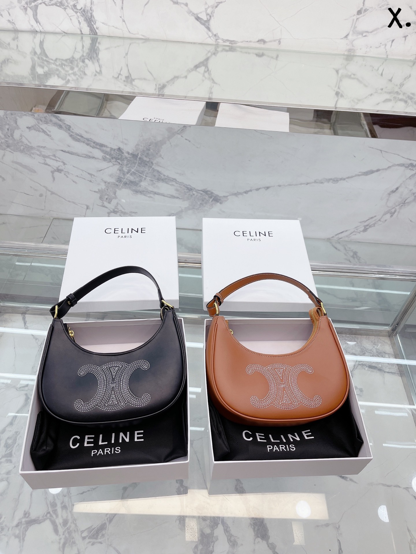 J0  Celine 赛琳 腋下包百搭休闲爱惨了~  Celine 赛琳 这几天入的 Celine 赛琳 包包们，不得不说这款白色腋下包也太好看了吧~简简单单的白色配logo字母真的非常任意门和什么衣服都好配不管深色还是淡色秋冬还是春夏搭配起来都是毫无违和感的 除了好搭配容量也是非常大之前用过老花腋下的宝宝应该.都知道钱包手机都是妥妥塞的下还松动有余动25 13cm 配礼盒